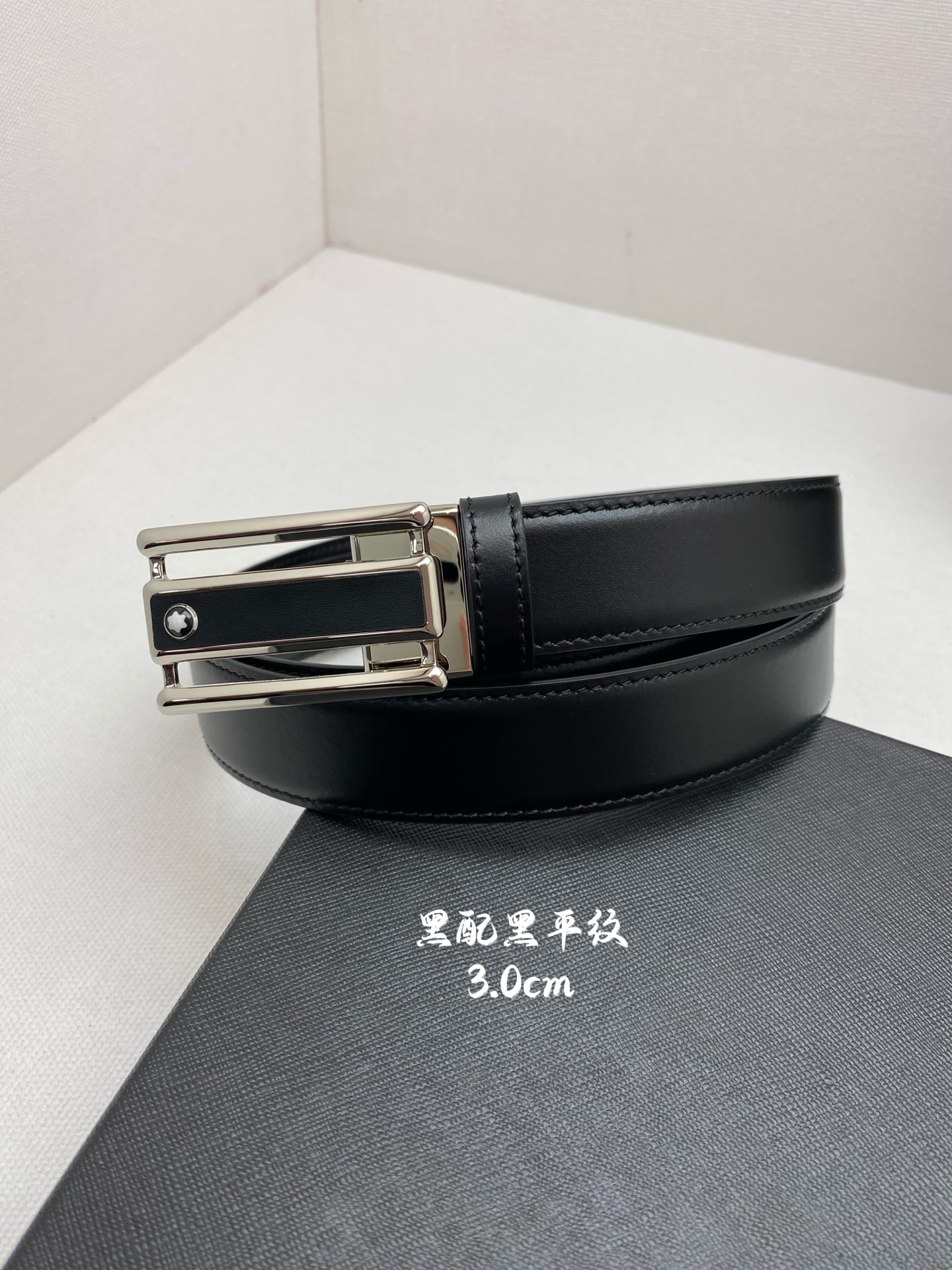 Montblanc万宝龙 宽3.0cm 采用进口牛皮 精品针式扣头 自由裁剪商务休闲皮带