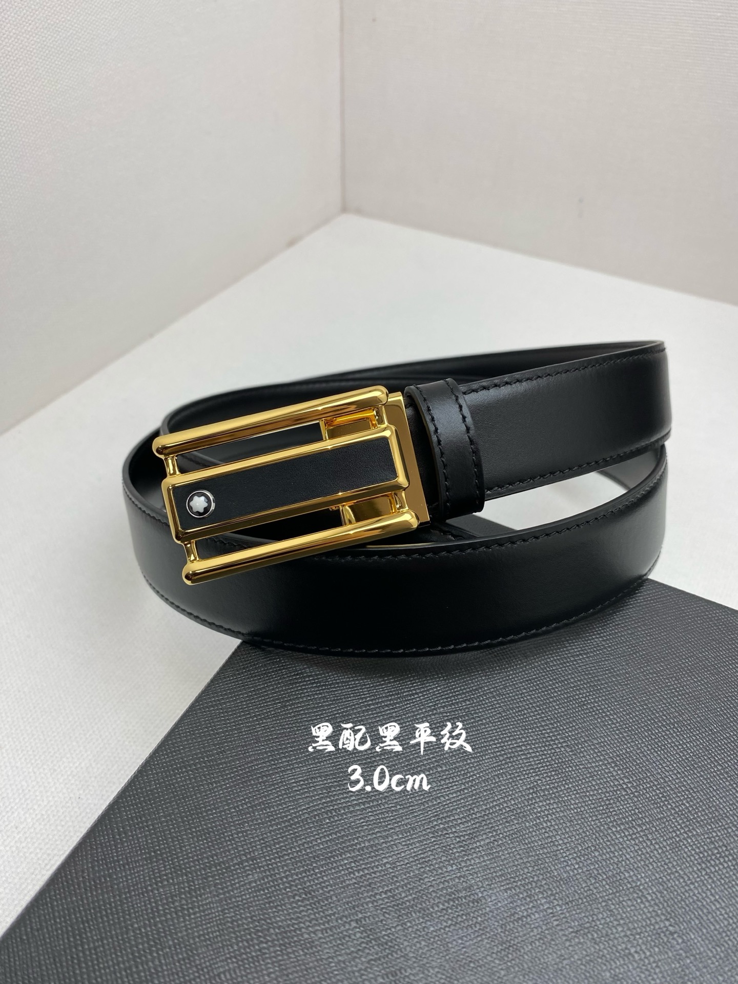 Montblanc万宝龙 宽3.0cm 采用进口牛皮 精品针式扣头 自由裁剪商务休闲皮带