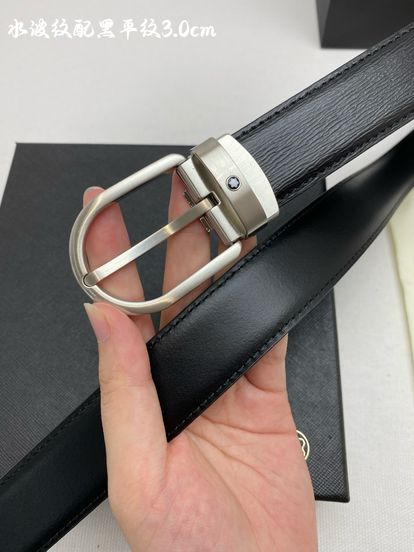 Montblanc万宝龙 宽3.0cm 采用进口牛皮 精品针式扣头 自由裁剪商务休闲皮带