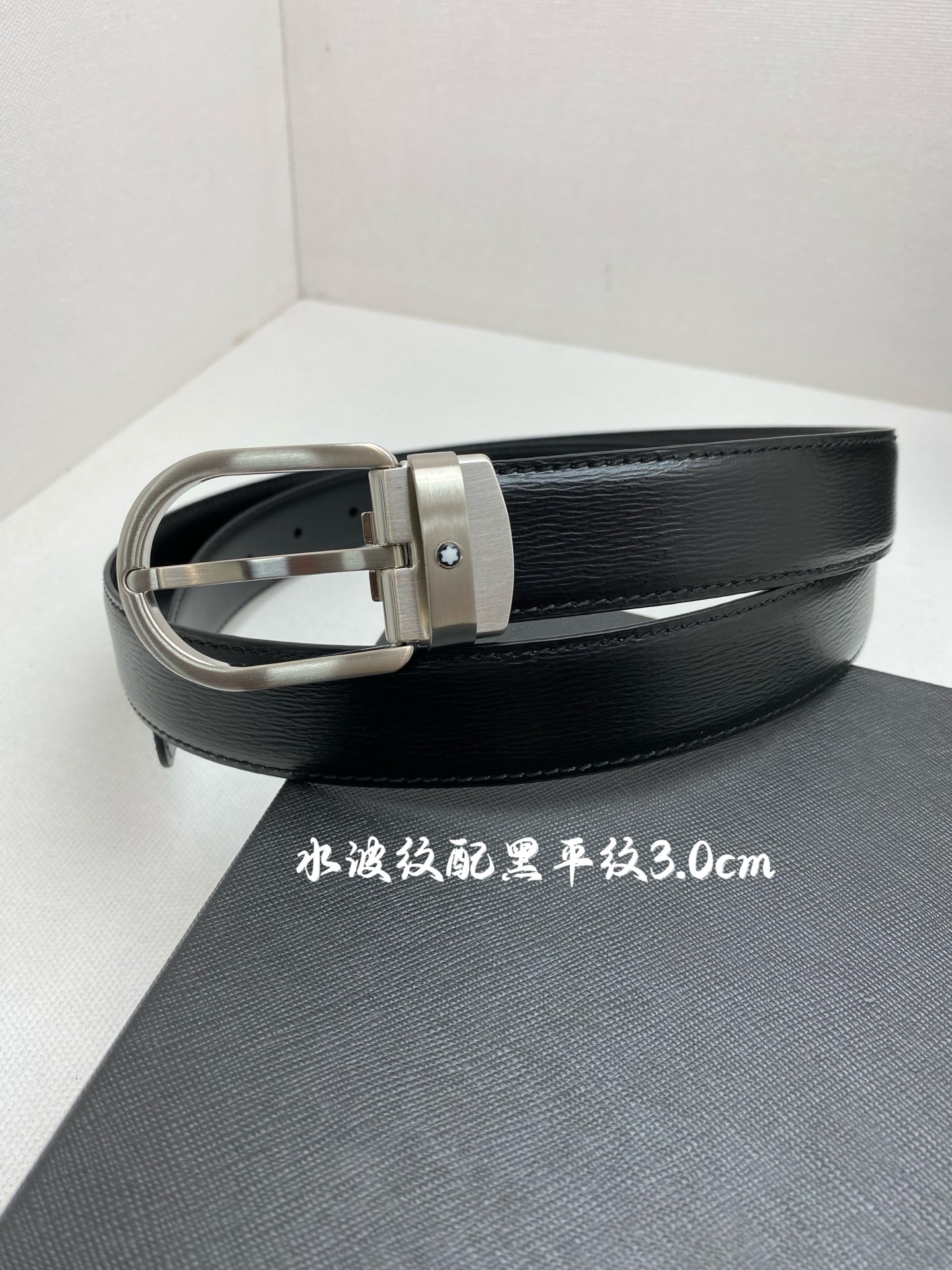 Montblanc万宝龙 宽3.0cm 采用进口牛皮 精品针式扣头 自由裁剪商务休闲皮带