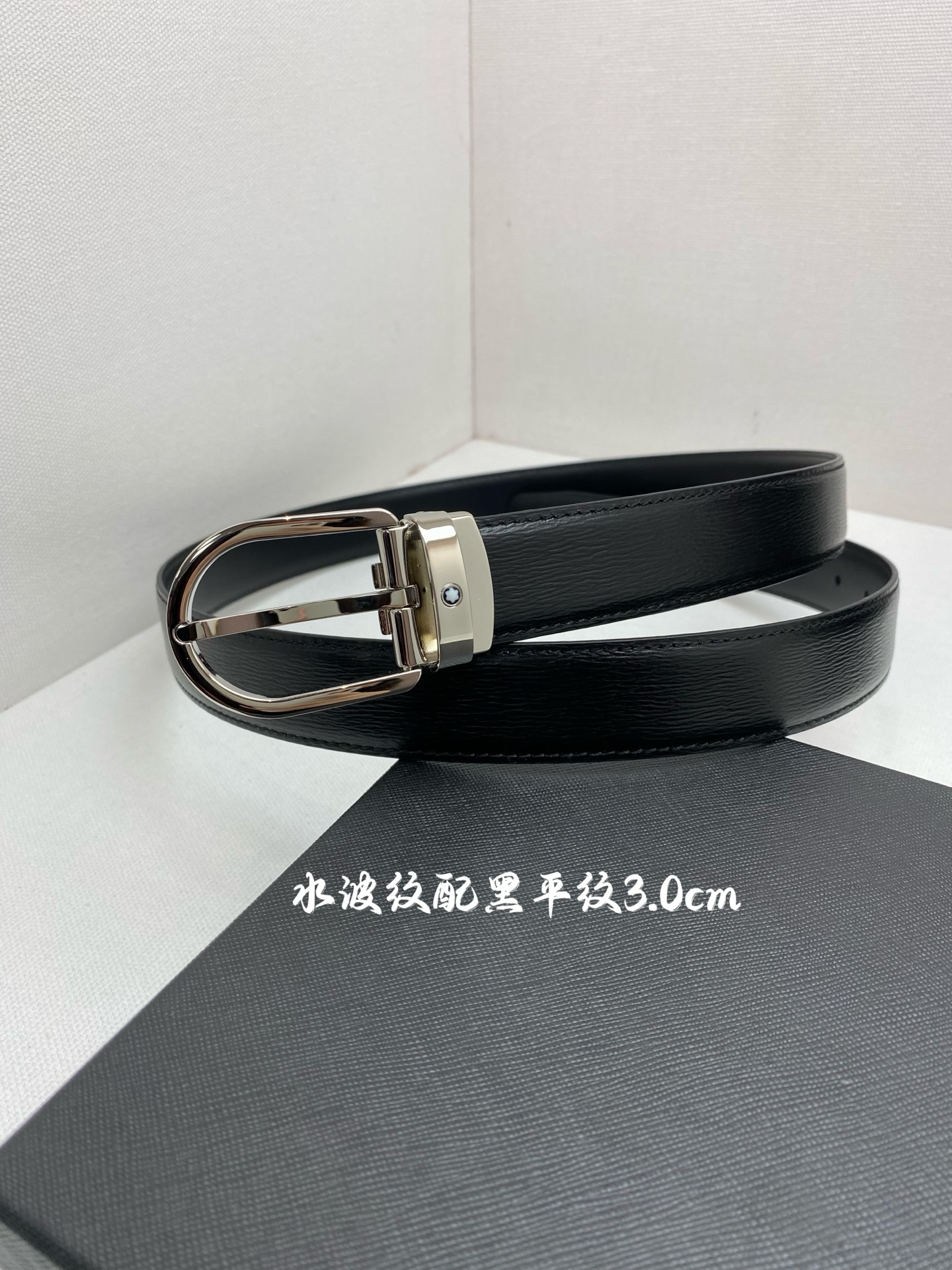 Montblanc万宝龙 宽3.0cm 采用进口牛皮 精品针式扣头 自由裁剪商务休闲皮带