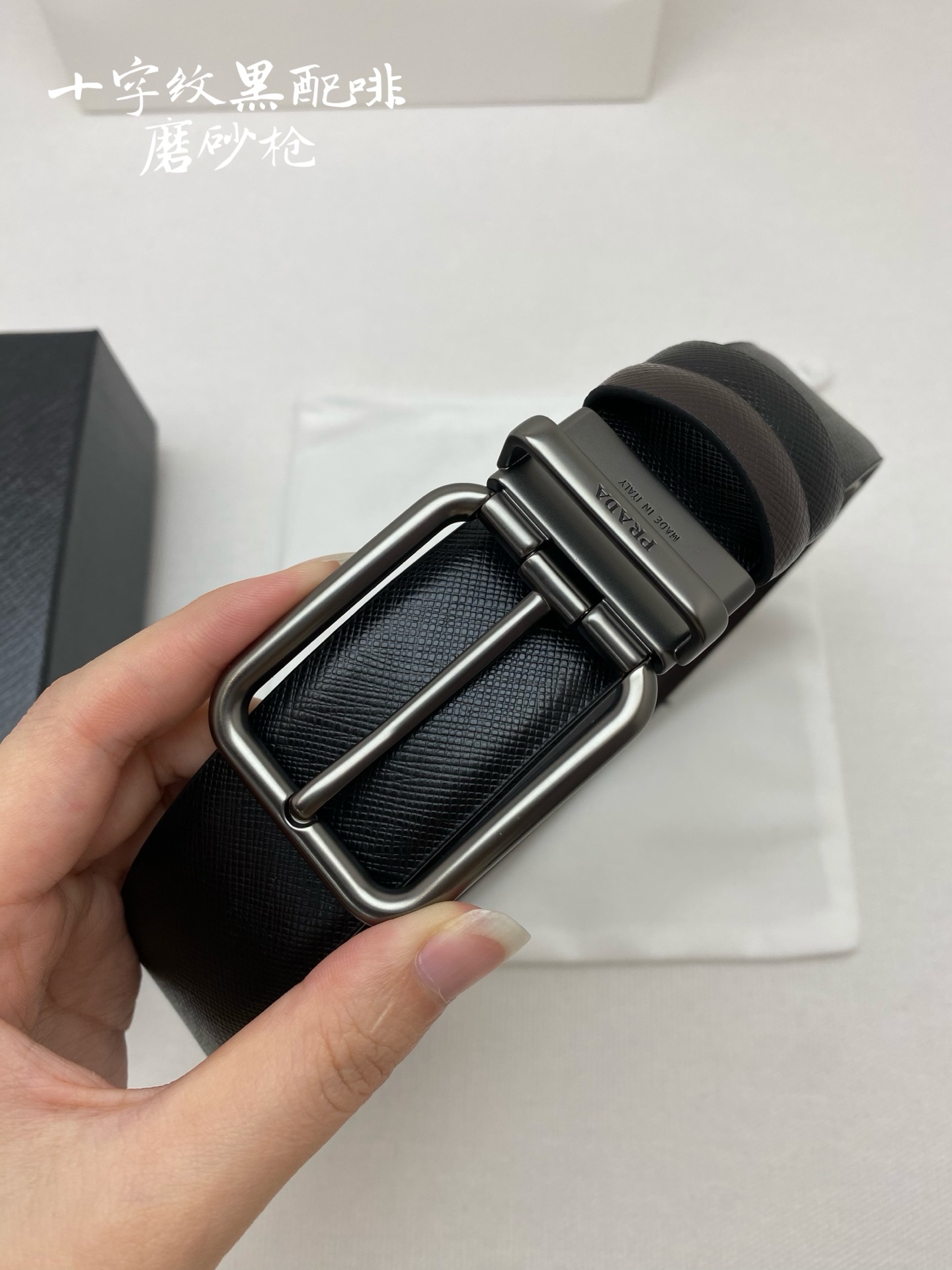 PRADA （普拉达）专柜同款 男士休闲双面用腰带 宽3.5cm 采用光滑双面头层小牛皮 采用简约外形设计，其上以Prada徽标装饰，勾勒精致细节，是Prada男士成衣系列的理想配饰。🅿️150