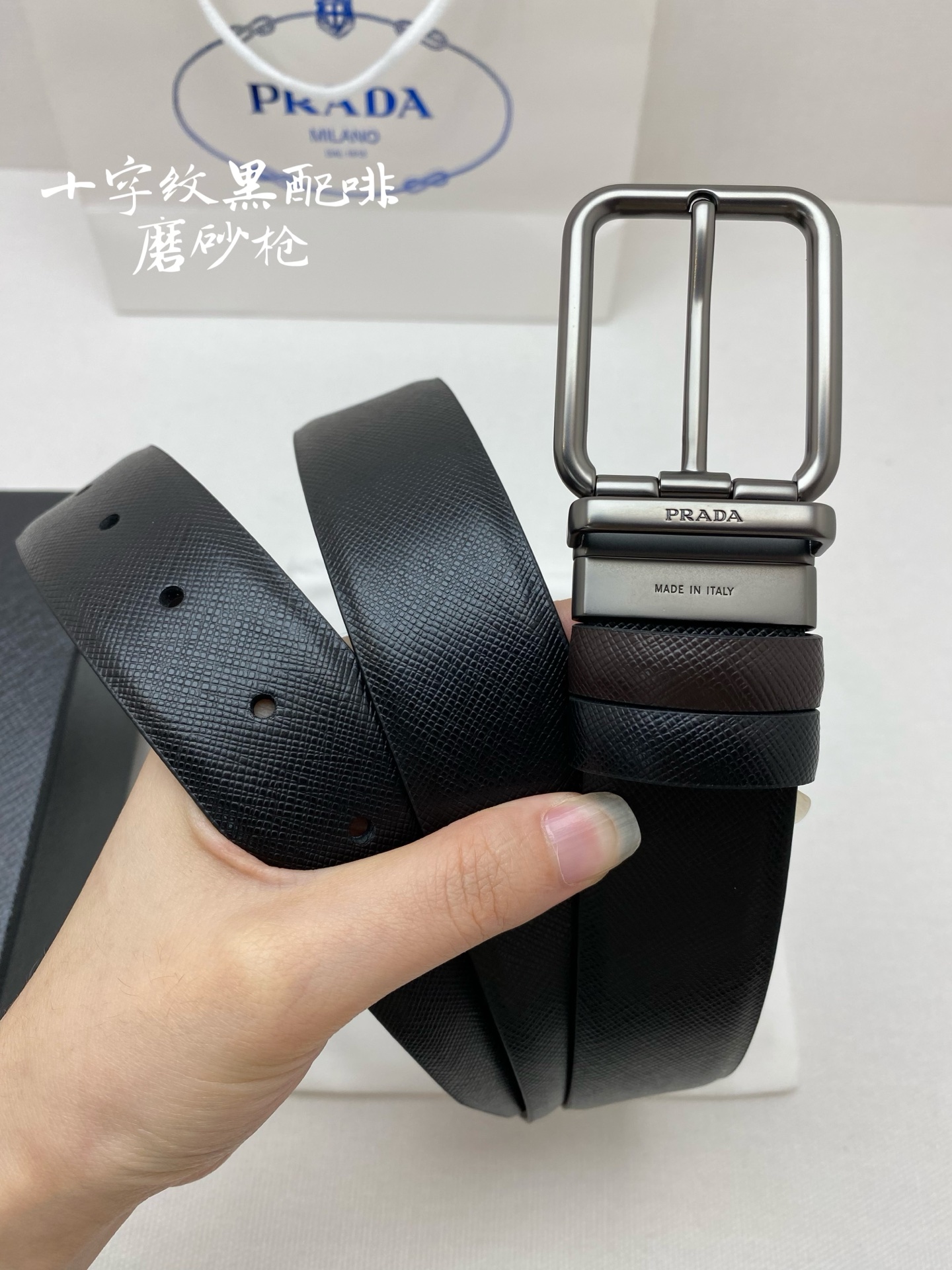 PRADA （普拉达）专柜同款 男士休闲双面用腰带 宽3.5cm 采用光滑双面头层小牛皮 采用简约外形设计，其上以Prada徽标装饰，勾勒精致细节，是Prada男士成衣系列的理想配饰。🅿️150