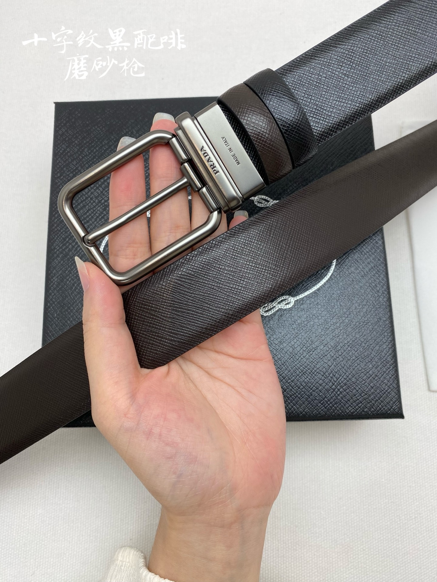 PRADA （普拉达）专柜同款 男士休闲双面用腰带 宽3.5cm 采用光滑双面头层小牛皮 采用简约外形设计，其上以Prada徽标装饰，勾勒精致细节，是Prada男士成衣系列的理想配饰。🅿️150