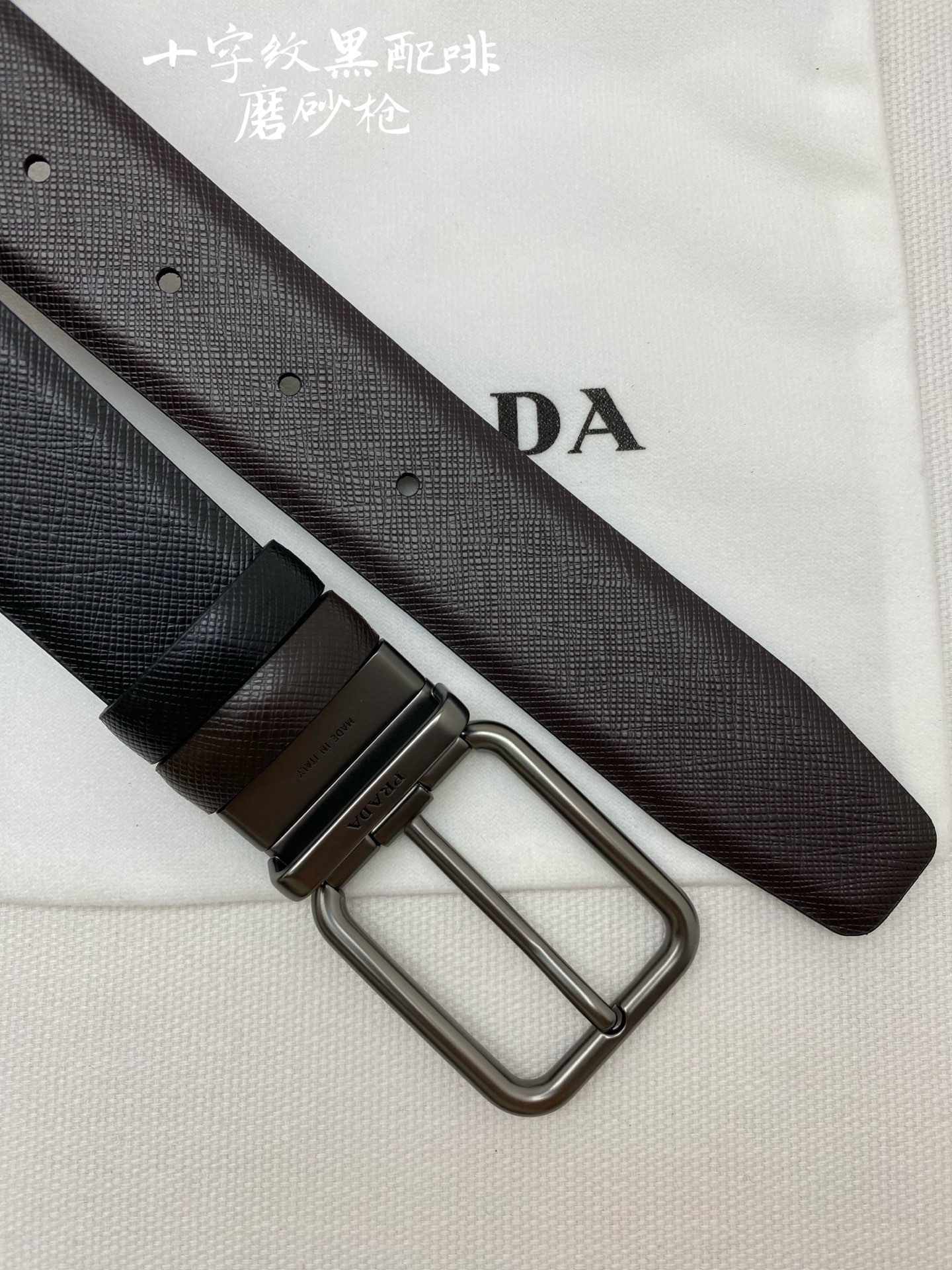 PRADA （普拉达）专柜同款 男士休闲双面用腰带 宽3.5cm 采用光滑双面头层小牛皮 采用简约外形设计，其上以Prada徽标装饰，勾勒精致细节，是Prada男士成衣系列的理想配饰。🅿️150