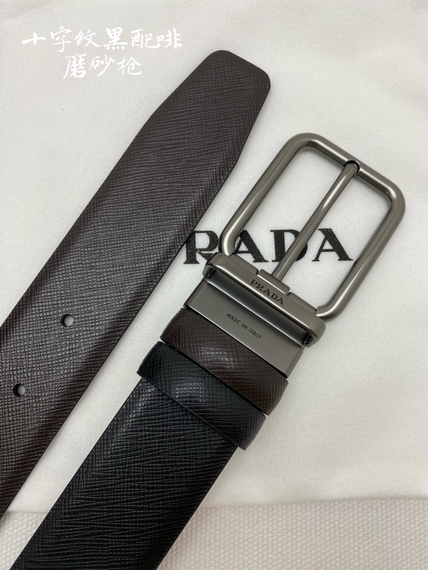 PRADA （普拉达）专柜同款 男士休闲双面用腰带 宽3.5cm 采用光滑双面头层小牛皮 采用简约外形设计，其上以Prada徽标装饰，勾勒精致细节，是Prada男士成衣系列的理想配饰。🅿️150