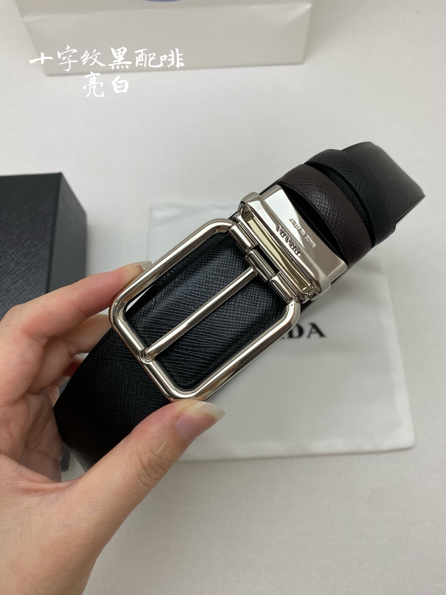 PRADA （普拉达）专柜同款 男士休闲双面用腰带 宽3.5cm 采用光滑双面头层小牛皮 采用简约外形设计，其上以Prada徽标装饰，勾勒精致细节，是Prada男士成衣系列的理想配饰。🅿️150
