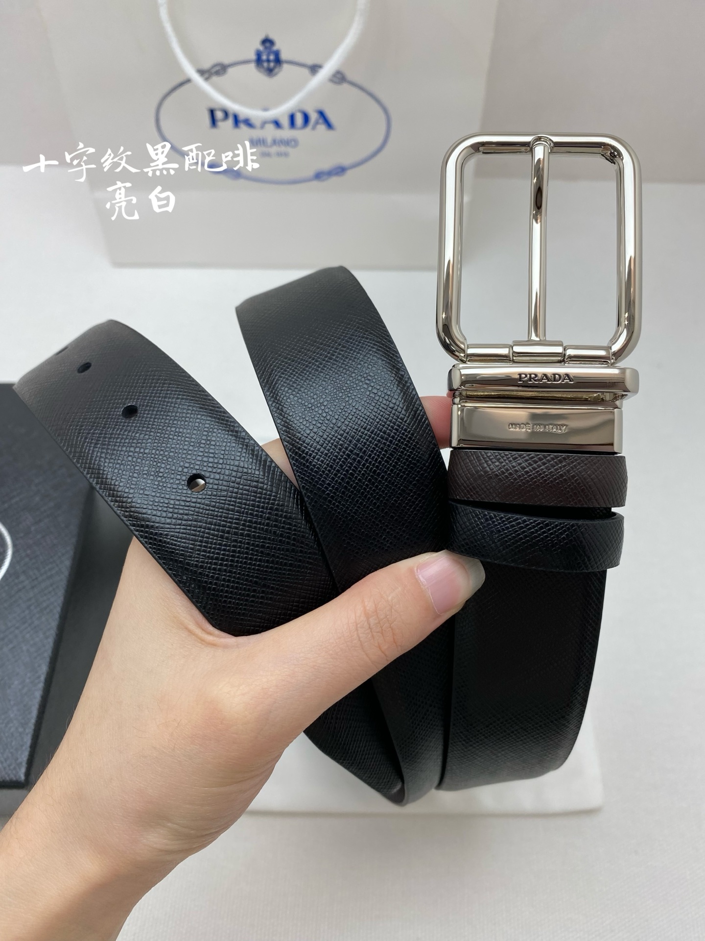 PRADA （普拉达）专柜同款 男士休闲双面用腰带 宽3.5cm 采用光滑双面头层小牛皮 采用简约外形设计，其上以Prada徽标装饰，勾勒精致细节，是Prada男士成衣系列的理想配饰。🅿️150