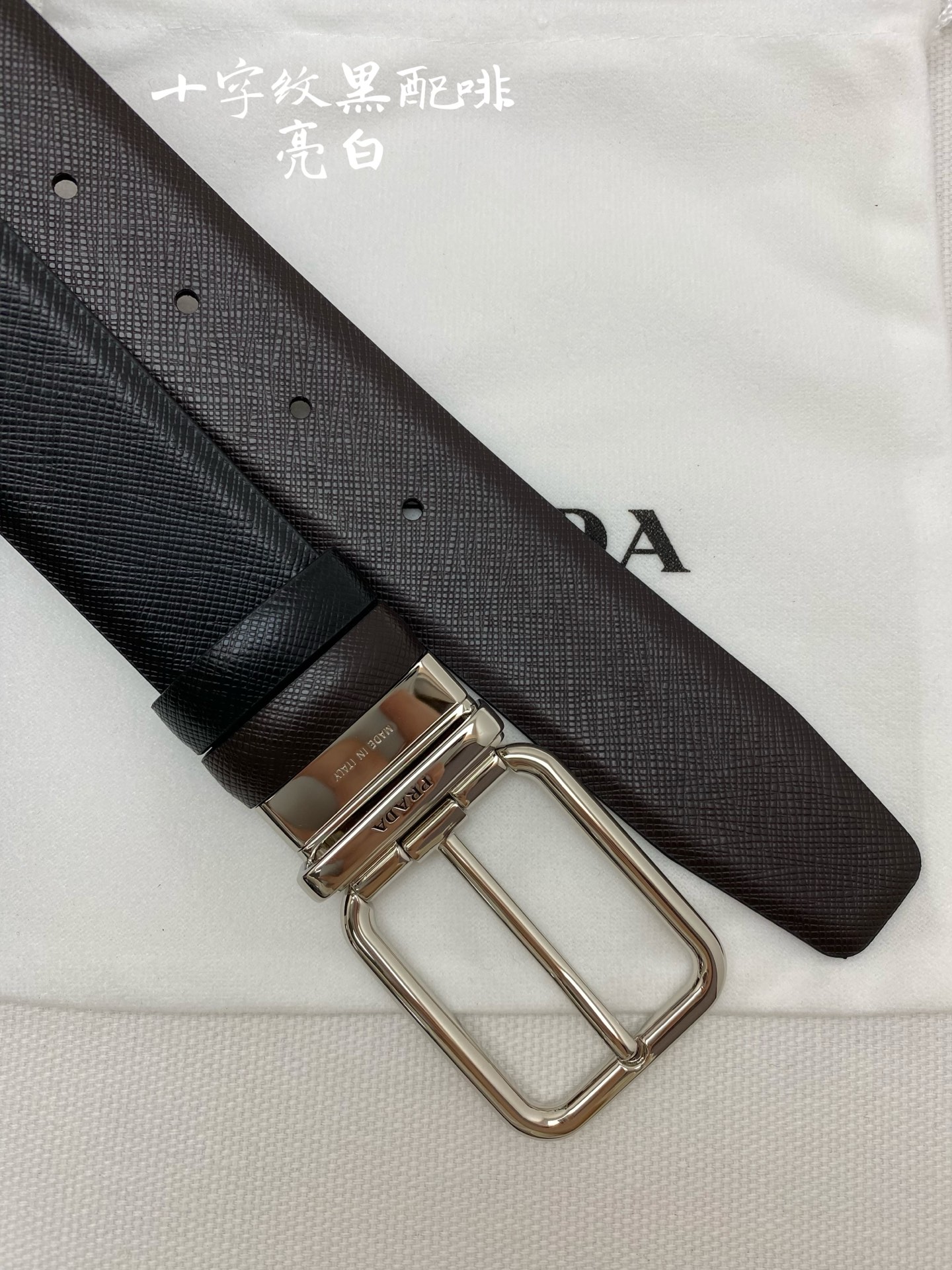PRADA （普拉达）专柜同款 男士休闲双面用腰带 宽3.5cm 采用光滑双面头层小牛皮 采用简约外形设计，其上以Prada徽标装饰，勾勒精致细节，是Prada男士成衣系列的理想配饰。🅿️150