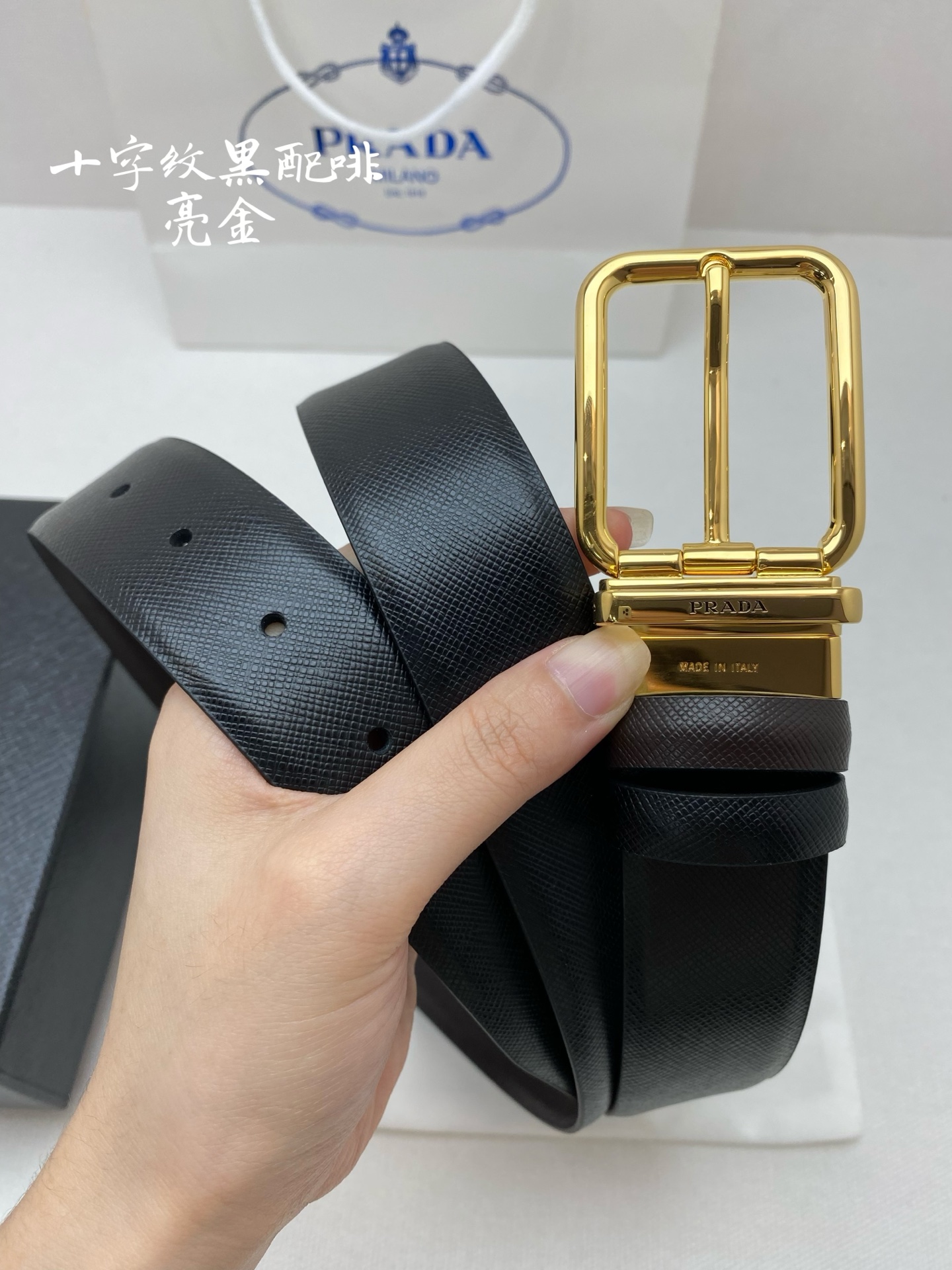 PRADA （普拉达）专柜同款 男士休闲双面用腰带 宽3.5cm 采用光滑双面头层小牛皮 采用简约外形设计，其上以Prada徽标装饰，勾勒精致细节，是Prada男士成衣系列的理想配饰。🅿️150