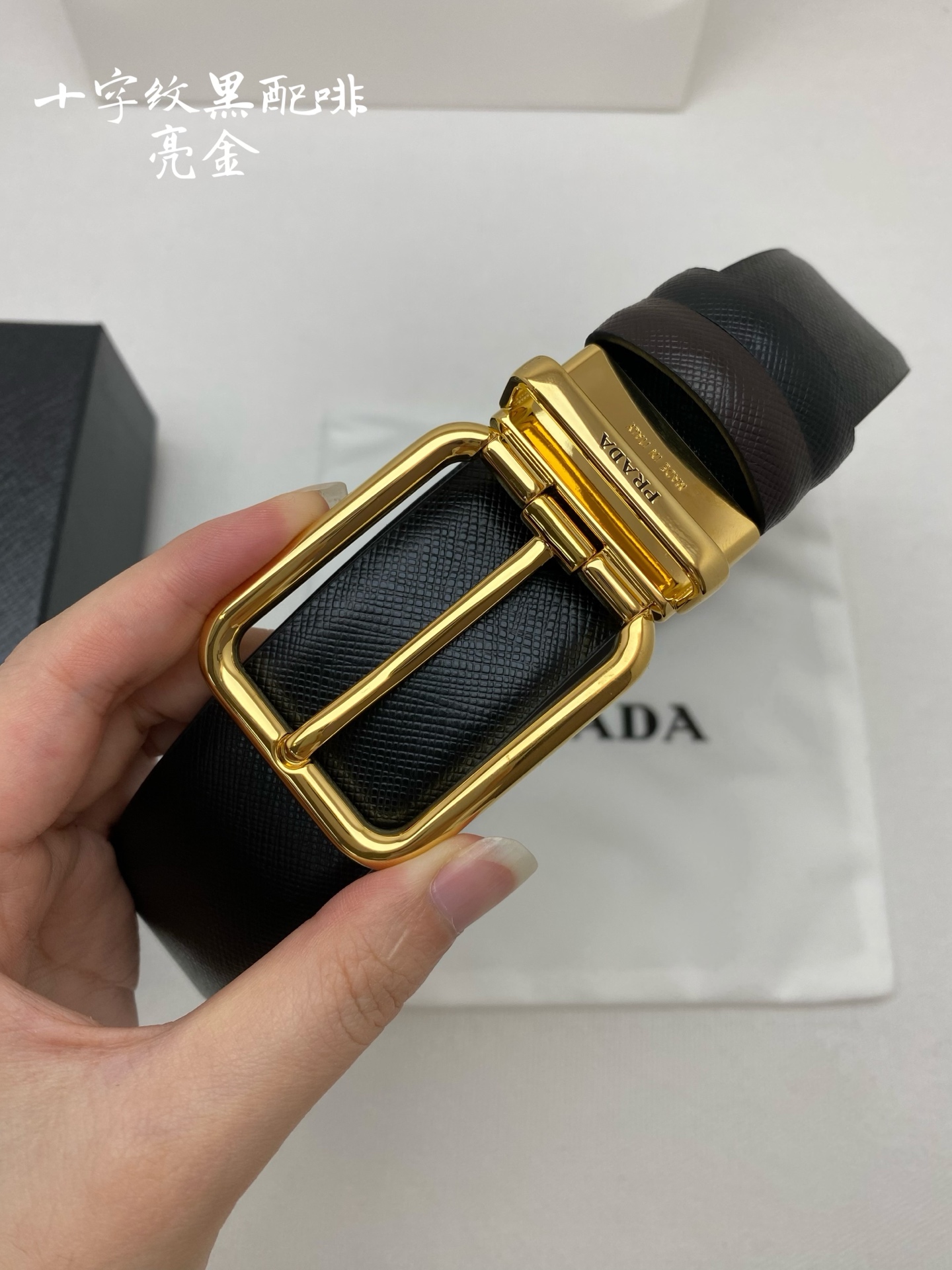 PRADA （普拉达）专柜同款 男士休闲双面用腰带 宽3.5cm 采用光滑双面头层小牛皮 采用简约外形设计，其上以Prada徽标装饰，勾勒精致细节，是Prada男士成衣系列的理想配饰。🅿️150