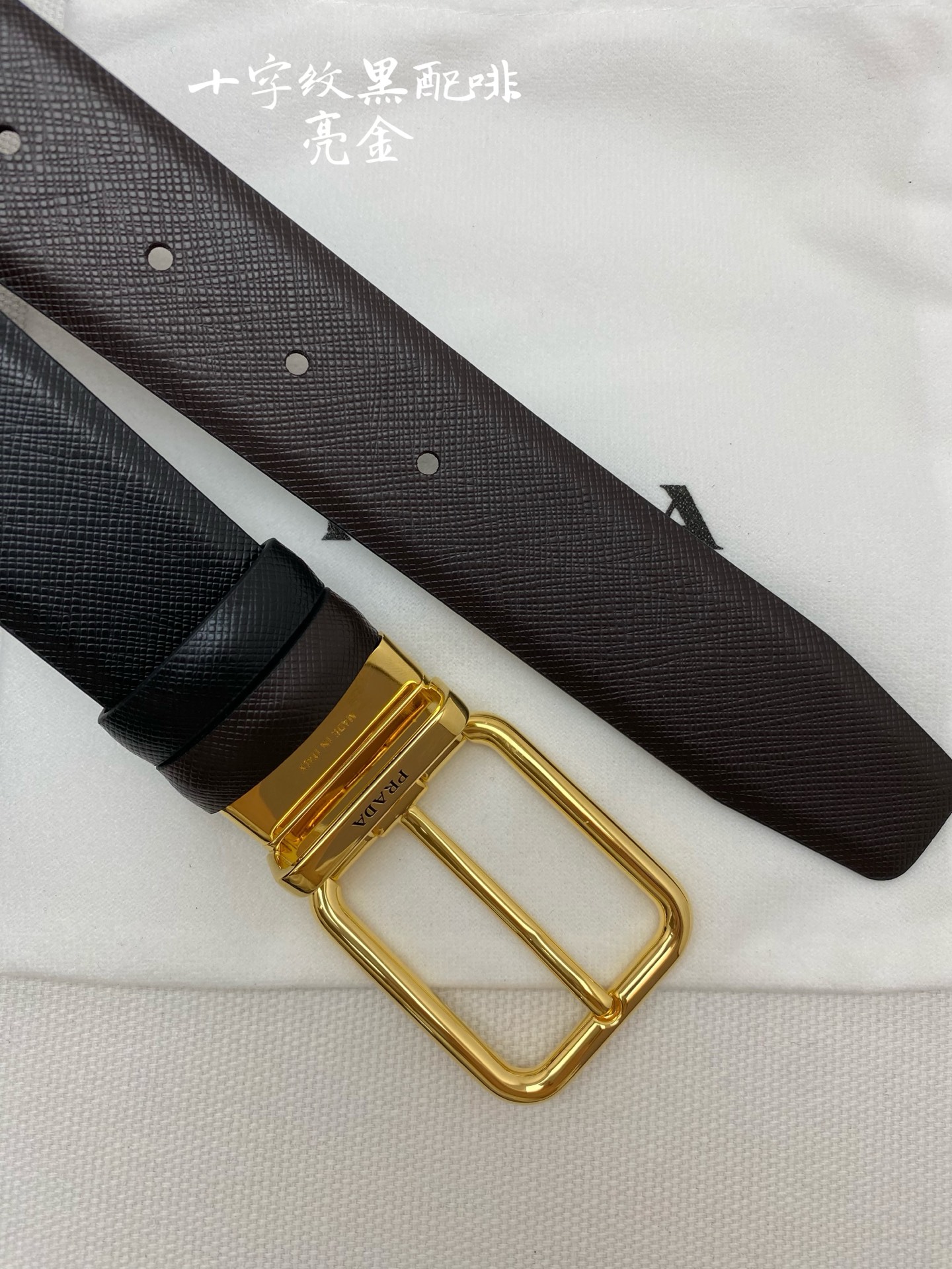 PRADA （普拉达）专柜同款 男士休闲双面用腰带 宽3.5cm 采用光滑双面头层小牛皮 采用简约外形设计，其上以Prada徽标装饰，勾勒精致细节，是Prada男士成衣系列的理想配饰。🅿️150