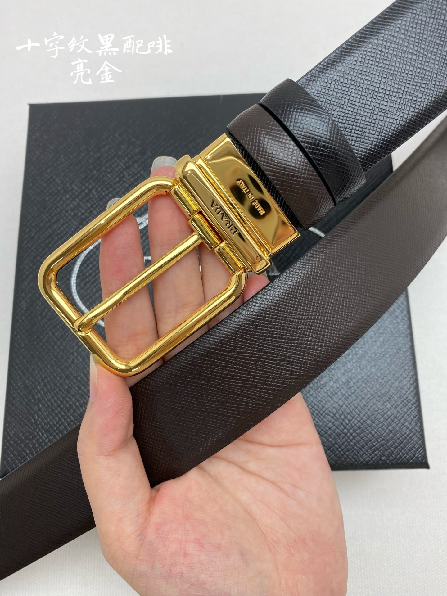 PRADA （普拉达）专柜同款 男士休闲双面用腰带 宽3.5cm 采用光滑双面头层小牛皮 采用简约外形设计，其上以Prada徽标装饰，勾勒精致细节，是Prada男士成衣系列的理想配饰。🅿️150