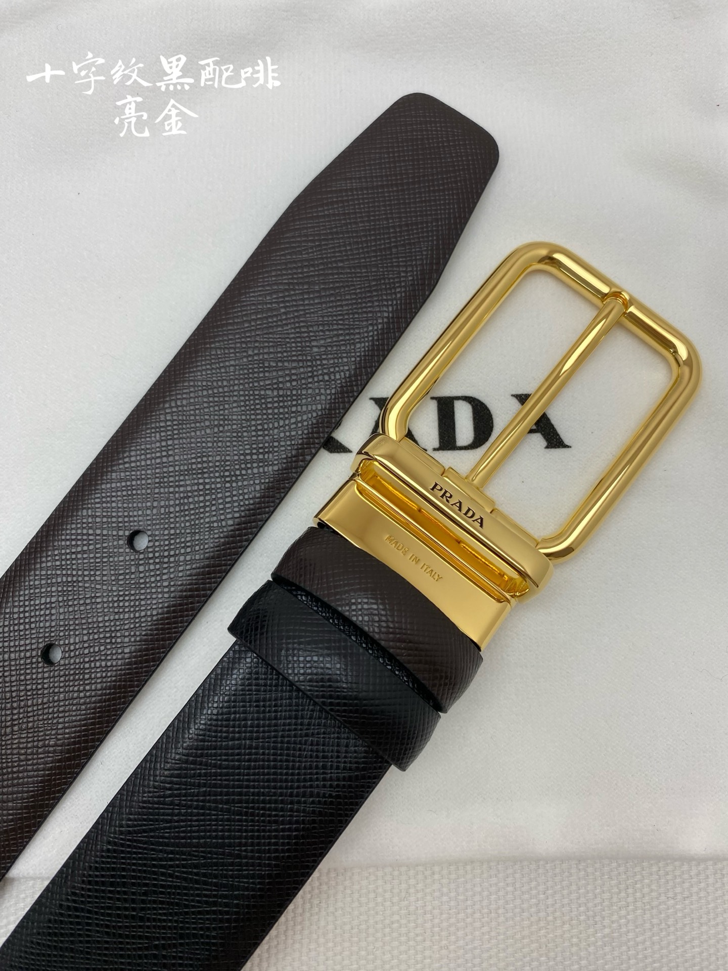 PRADA （普拉达）专柜同款 男士休闲双面用腰带 宽3.5cm 采用光滑双面头层小牛皮 采用简约外形设计，其上以Prada徽标装饰，勾勒精致细节，是Prada男士成衣系列的理想配饰。🅿️150