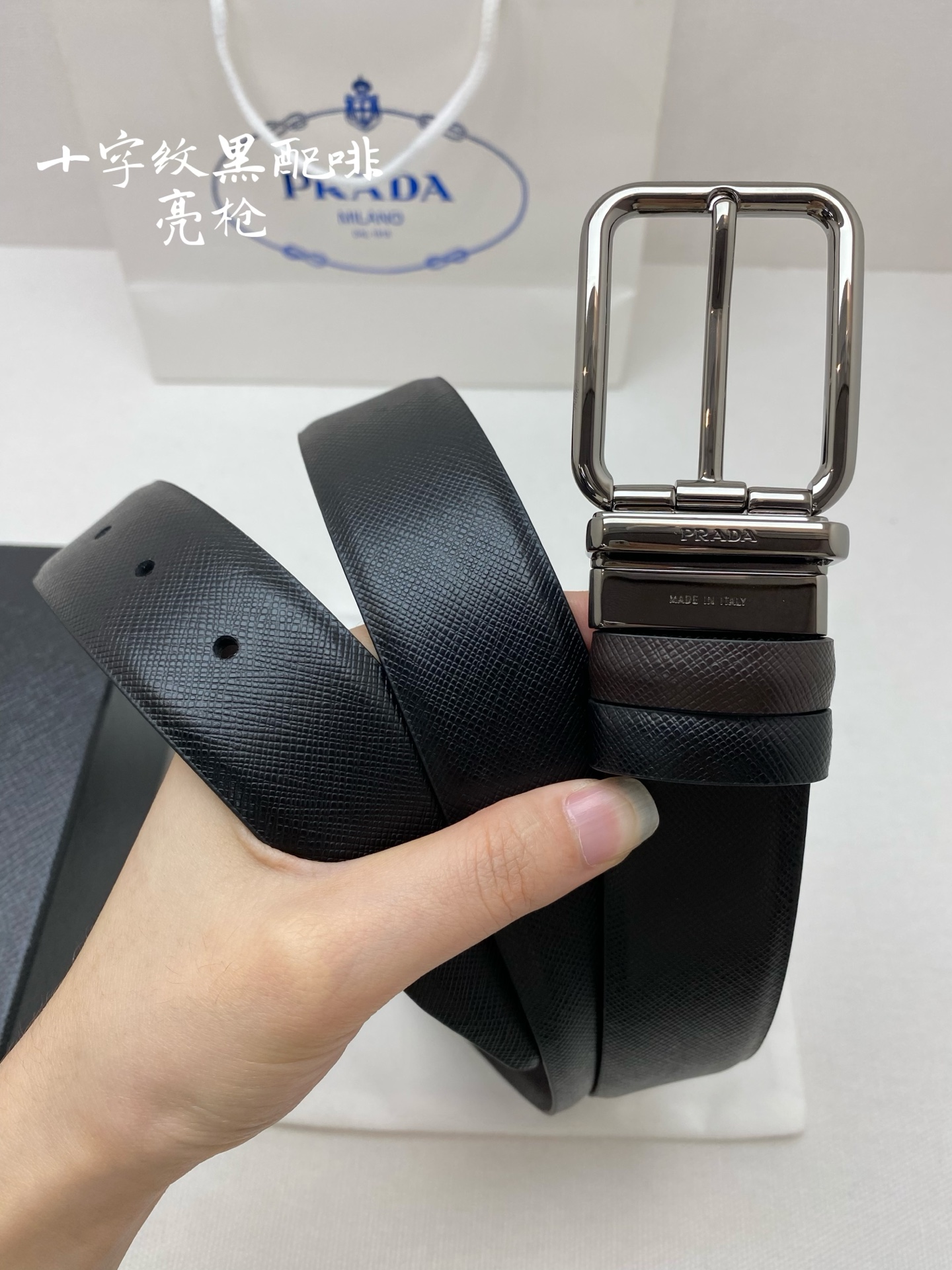 PRADA （普拉达）专柜同款 男士休闲双面用腰带 宽3.5cm 采用光滑双面头层小牛皮 采用简约外形设计，其上以Prada徽标装饰，勾勒精致细节，是Prada男士成衣系列的理想配饰。🅿️150