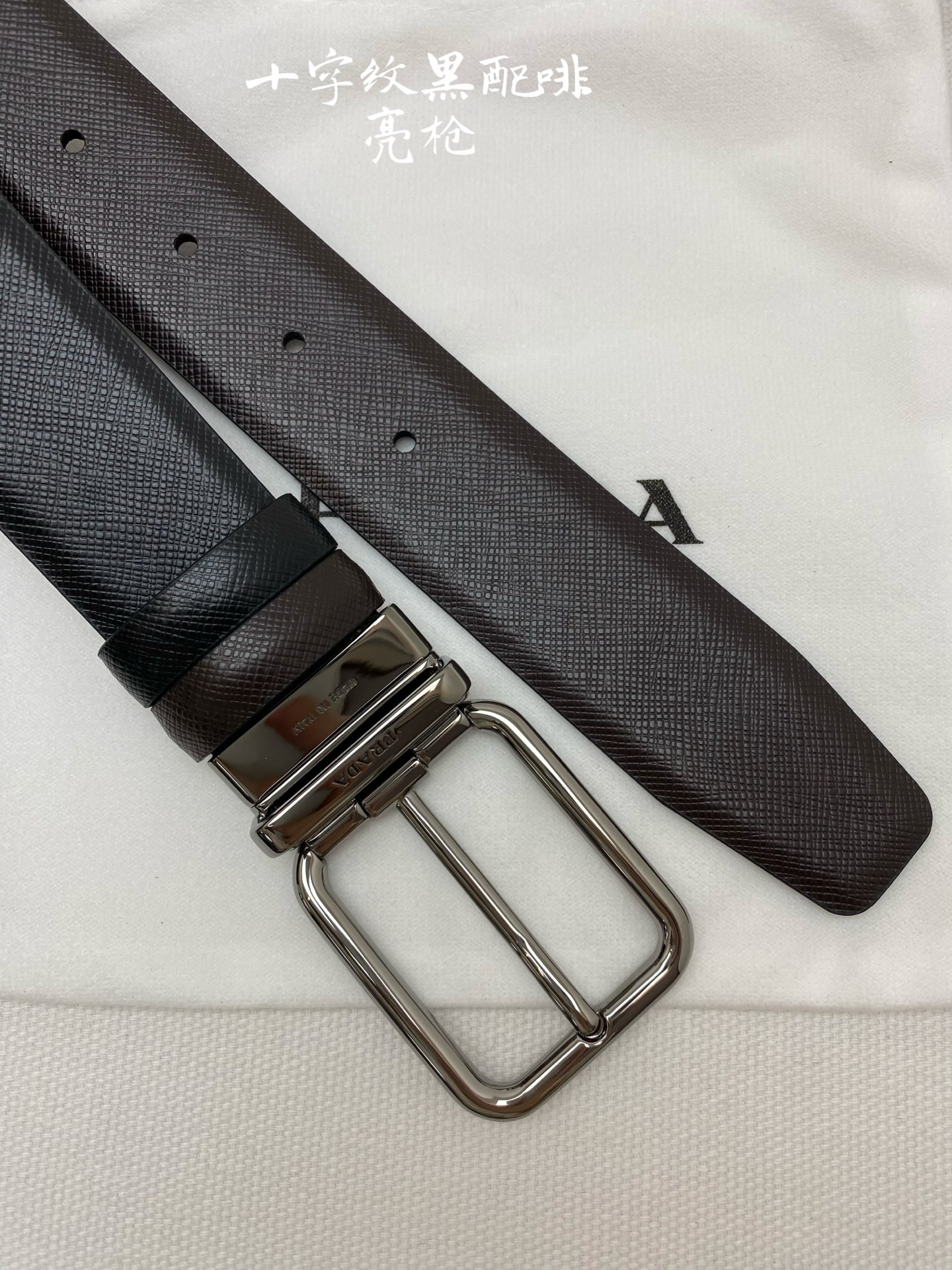 PRADA （普拉达）专柜同款 男士休闲双面用腰带 宽3.5cm 采用光滑双面头层小牛皮 采用简约外形设计，其上以Prada徽标装饰，勾勒精致细节，是Prada男士成衣系列的理想配饰。🅿️150