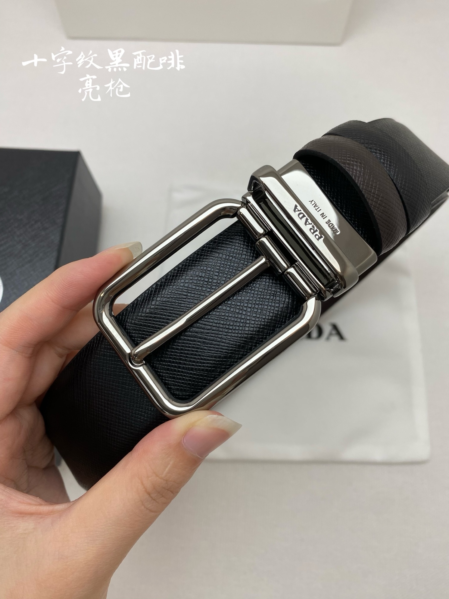 PRADA （普拉达）专柜同款 男士休闲双面用腰带 宽3.5cm 采用光滑双面头层小牛皮 采用简约外形设计，其上以Prada徽标装饰，勾勒精致细节，是Prada男士成衣系列的理想配饰。🅿️150