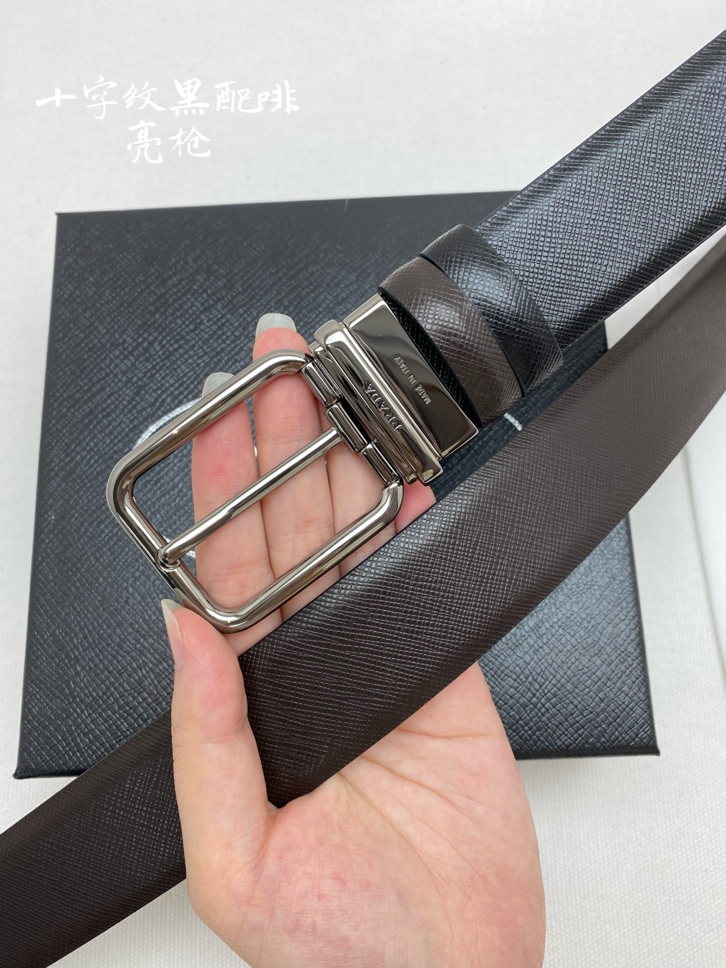 PRADA （普拉达）专柜同款 男士休闲双面用腰带 宽3.5cm 采用光滑双面头层小牛皮 采用简约外形设计，其上以Prada徽标装饰，勾勒精致细节，是Prada男士成衣系列的理想配饰。🅿️150