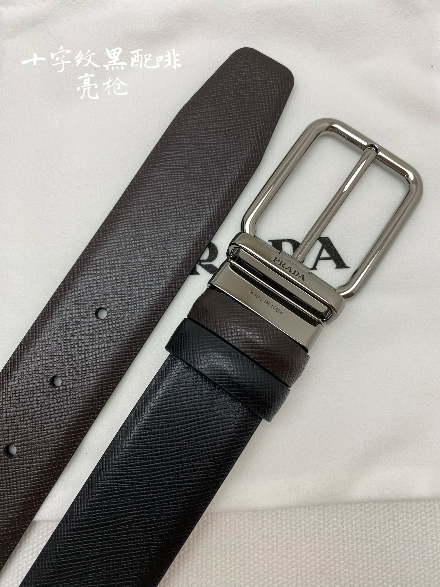 PRADA （普拉达）专柜同款 男士休闲双面用腰带 宽3.5cm 采用光滑双面头层小牛皮 采用简约外形设计，其上以Prada徽标装饰，勾勒精致细节，是Prada男士成衣系列的理想配饰。🅿️150
