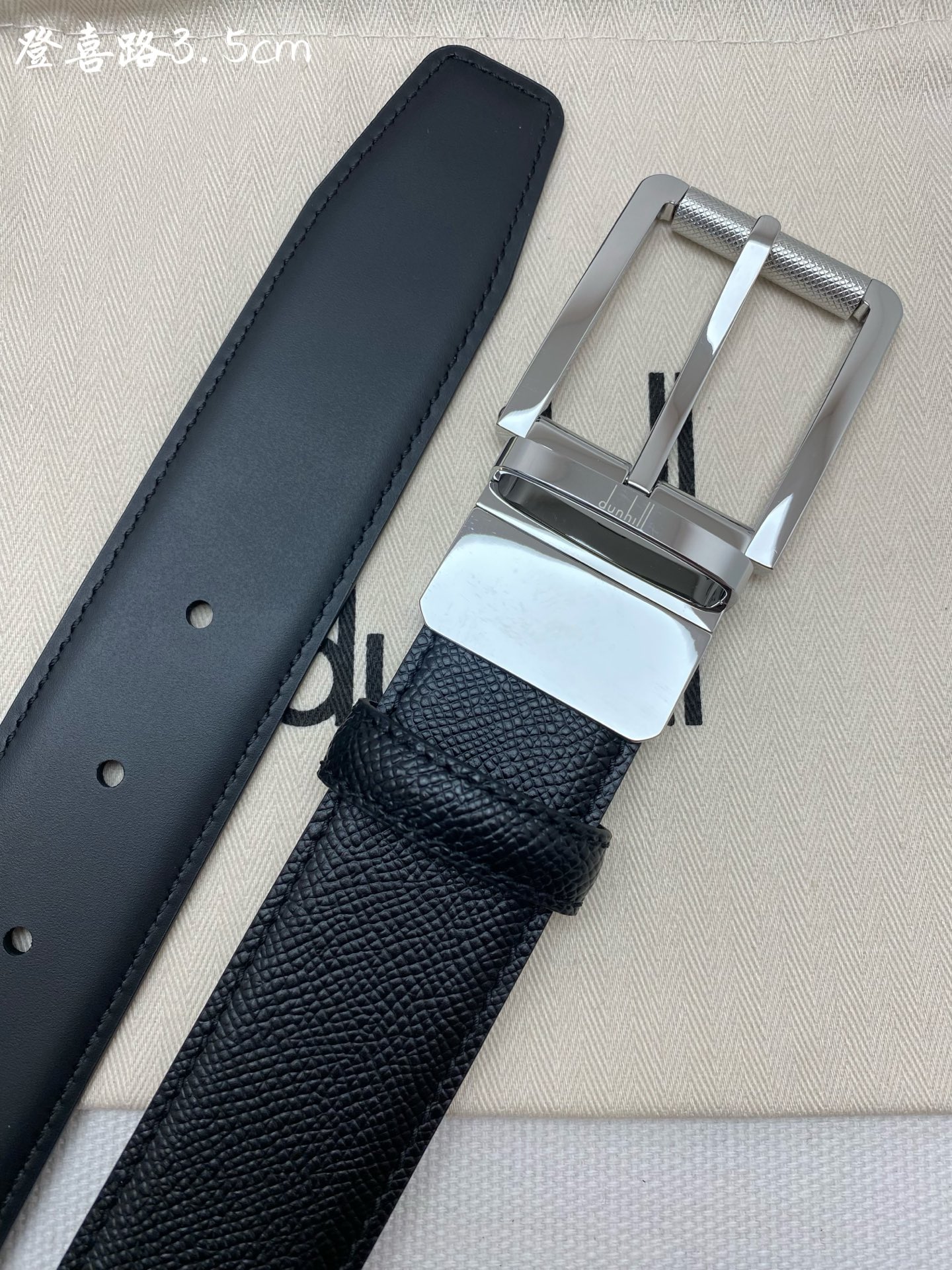 NO:703802,Dunhill is a British luxury brand with a long history. Its belts are famous for their exquisite craftsmanship, high-quality materials and classic designs. They enjoy a high reputation in the field of men's luxury goods and are suitable for business and leisure. Belts19860909登喜路是英国历史悠久的奢侈品牌,其皮带以精湛工艺、高品质材料和经典设计著称在男士奢侈品领域享有很高声誉,适合商务和休闲,皮带,Belt