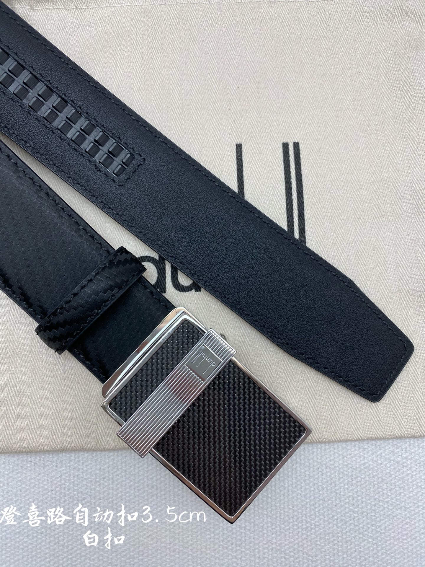 登喜路是英国历史悠久的奢侈品牌，其皮带以精湛工艺、高品质材料和经典设计著称在男士奢侈品领域享有很高声誉，