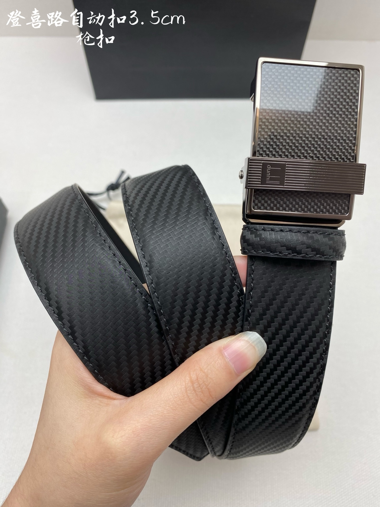 登喜路是英国历史悠久的奢侈品牌，其皮带以精湛工艺、高品质材料和经典设计著称在男士奢侈品领域享有很高声誉，