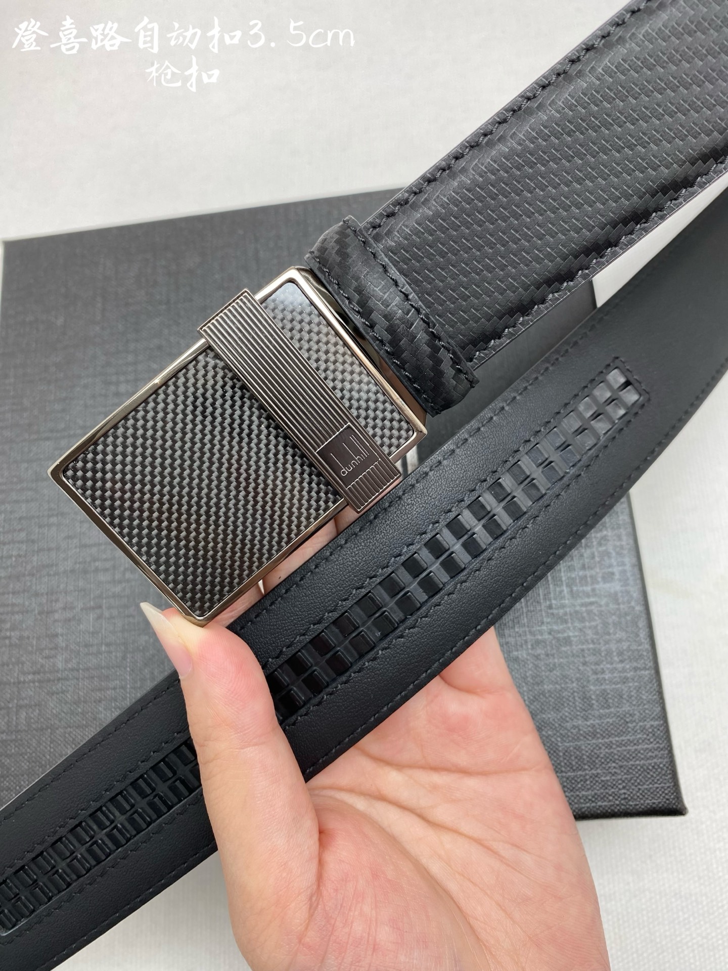 登喜路是英国历史悠久的奢侈品牌，其皮带以精湛工艺、高品质材料和经典设计著称在男士奢侈品领域享有很高声誉，