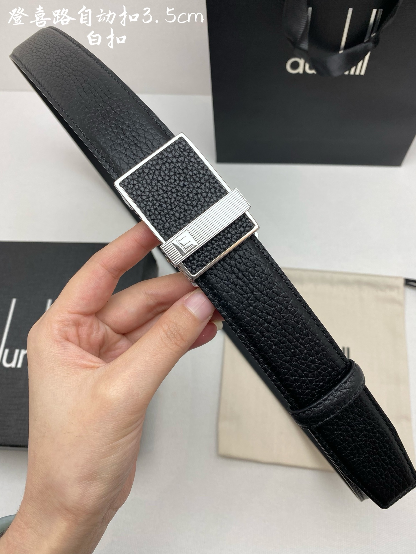 登喜路是英国历史悠久的奢侈品牌，其皮带以精湛工艺、高品质材料和经典设计著称在男士奢侈品领域享有很高声誉，