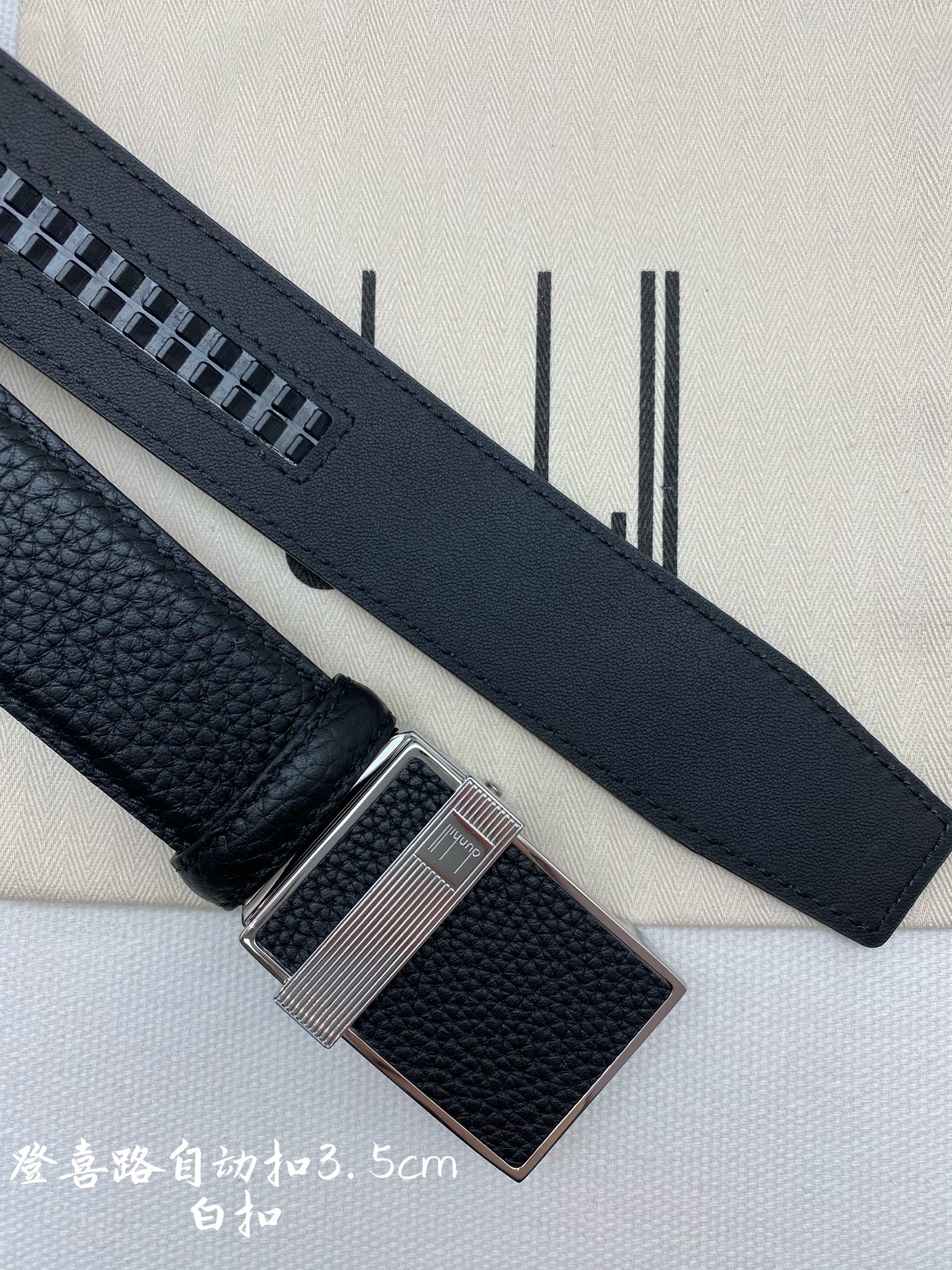 登喜路是英国历史悠久的奢侈品牌，其皮带以精湛工艺、高品质材料和经典设计著称在男士奢侈品领域享有很高声誉，