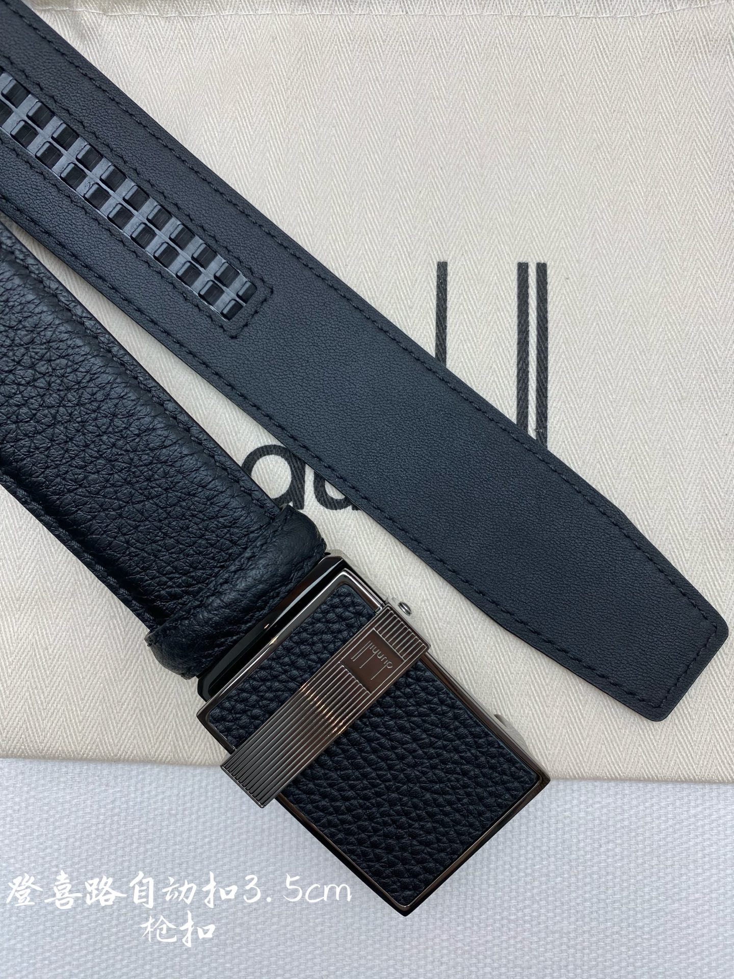 登喜路是英国历史悠久的奢侈品牌，其皮带以精湛工艺、高品质材料和经典设计著称在男士奢侈品领域享有很高声誉，