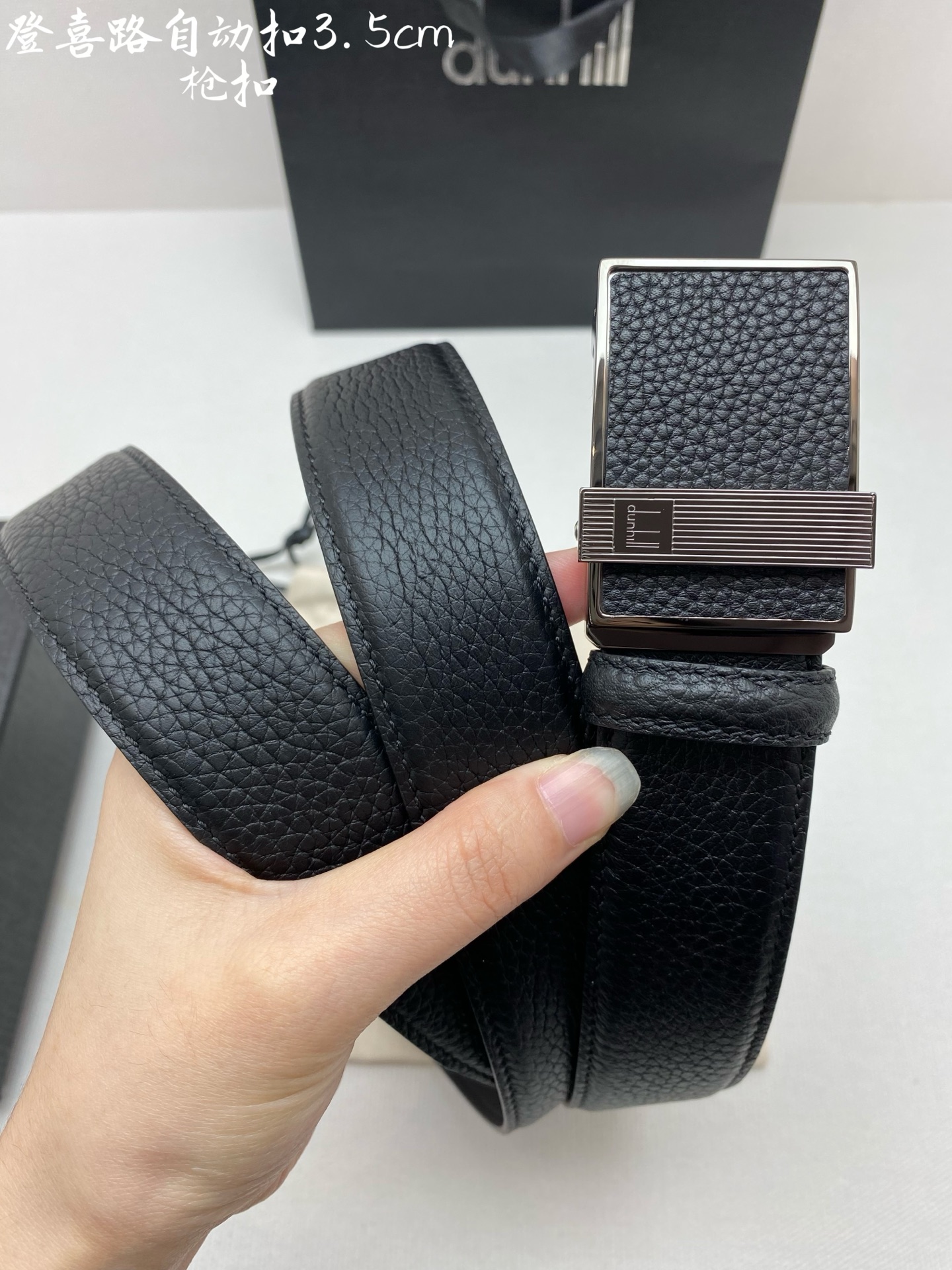 登喜路是英国历史悠久的奢侈品牌，其皮带以精湛工艺、高品质材料和经典设计著称在男士奢侈品领域享有很高声誉，