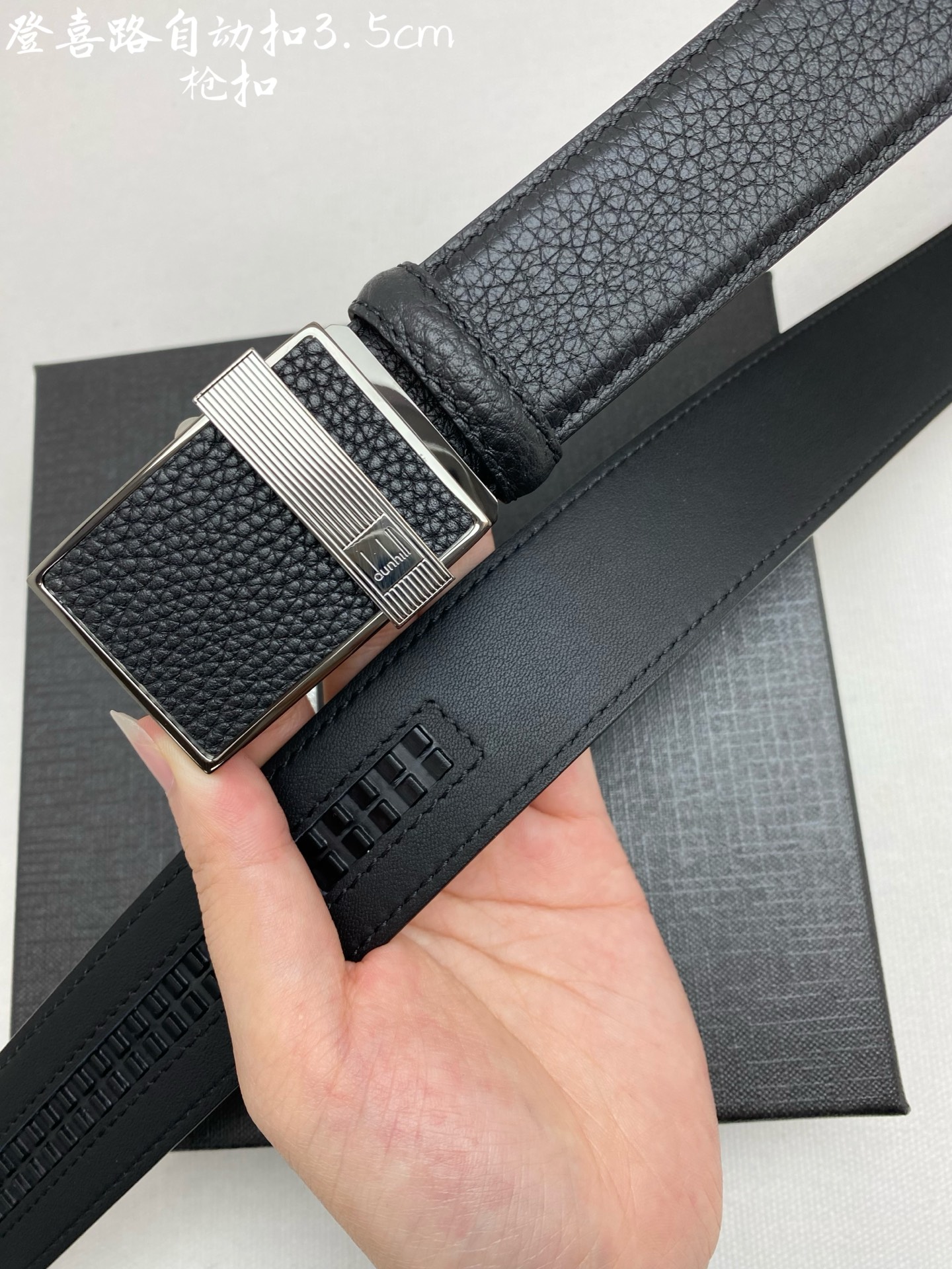 登喜路是英国历史悠久的奢侈品牌，其皮带以精湛工艺、高品质材料和经典设计著称在男士奢侈品领域享有很高声誉，