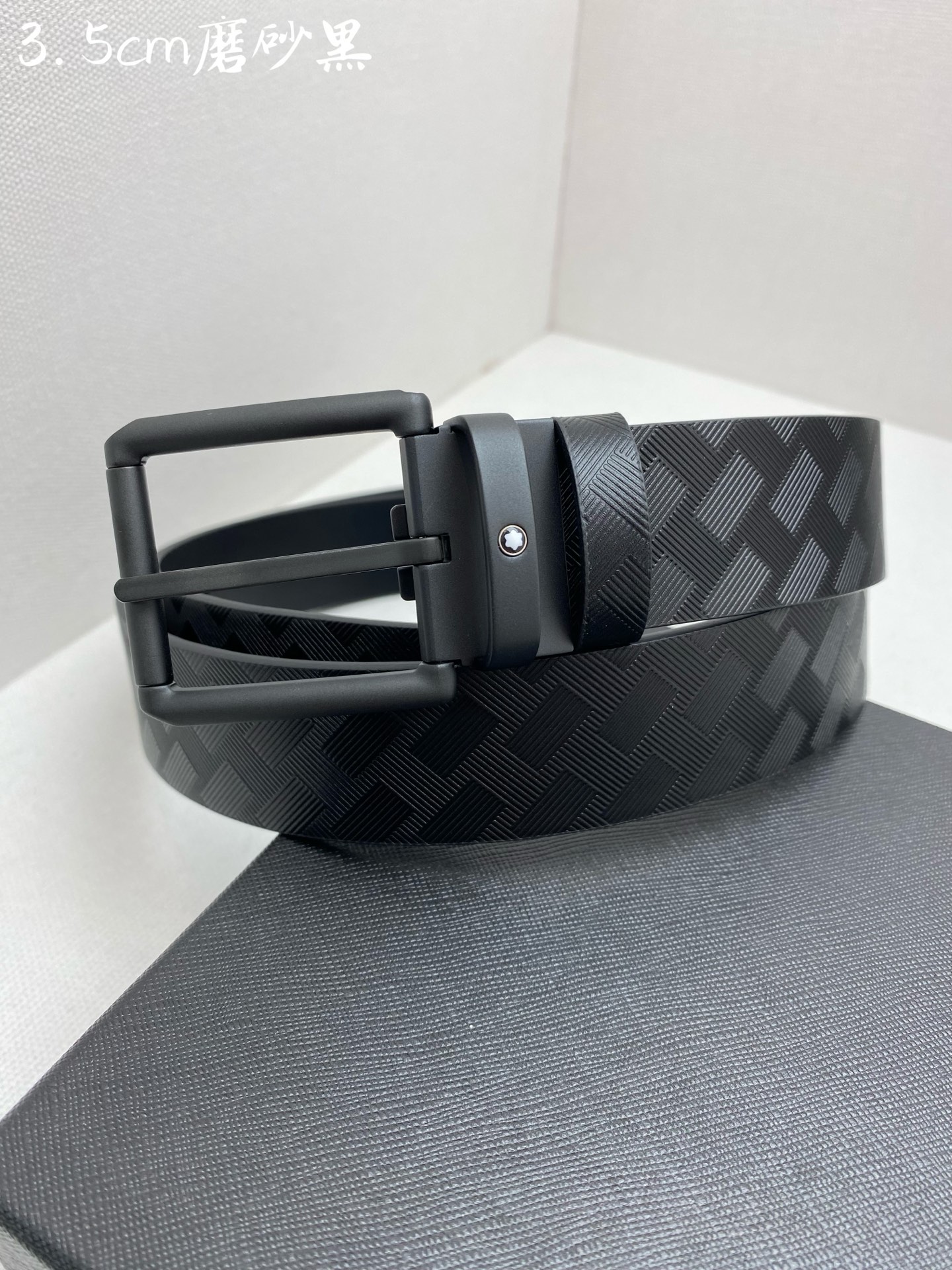 Montblanc万宝龙 宽3.5cm 采用头层牛皮 精品针式扣头 自由裁剪商务休闲皮带