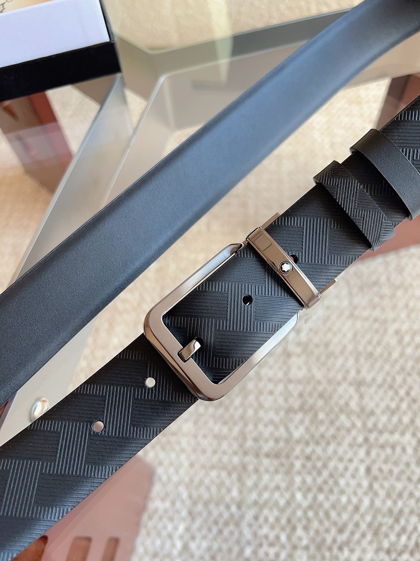 Montblanc万宝龙 宽3.5cm 采用头层牛皮 精品针式扣头 自由裁剪商务休闲皮带