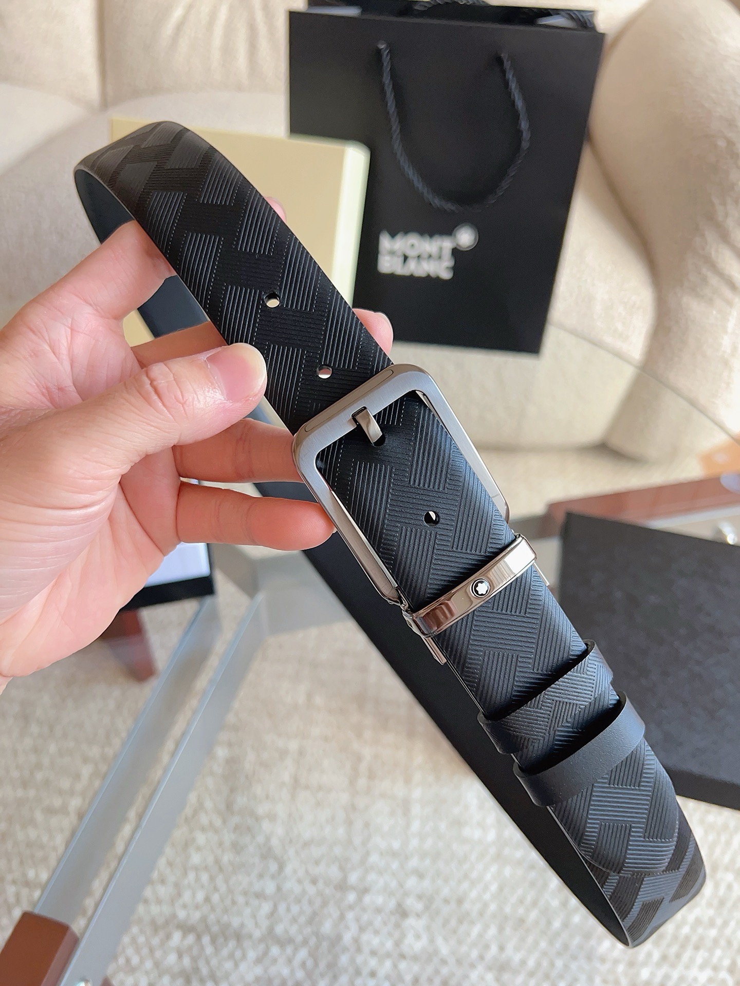 Montblanc万宝龙 宽3.5cm 采用头层牛皮 精品针式扣头 自由裁剪商务休闲皮带