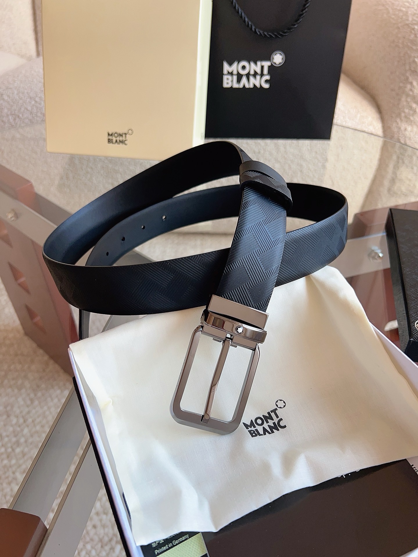 Montblanc万宝龙 宽3.5cm 采用头层牛皮 精品针式扣头 自由裁剪商务休闲皮带