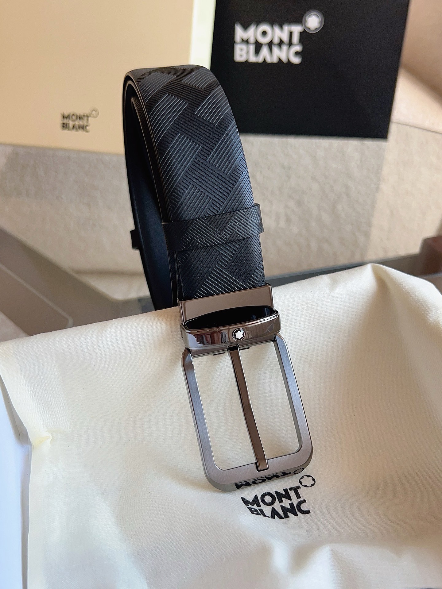 Montblanc万宝龙 宽3.5cm 采用头层牛皮 精品针式扣头 自由裁剪商务休闲皮带