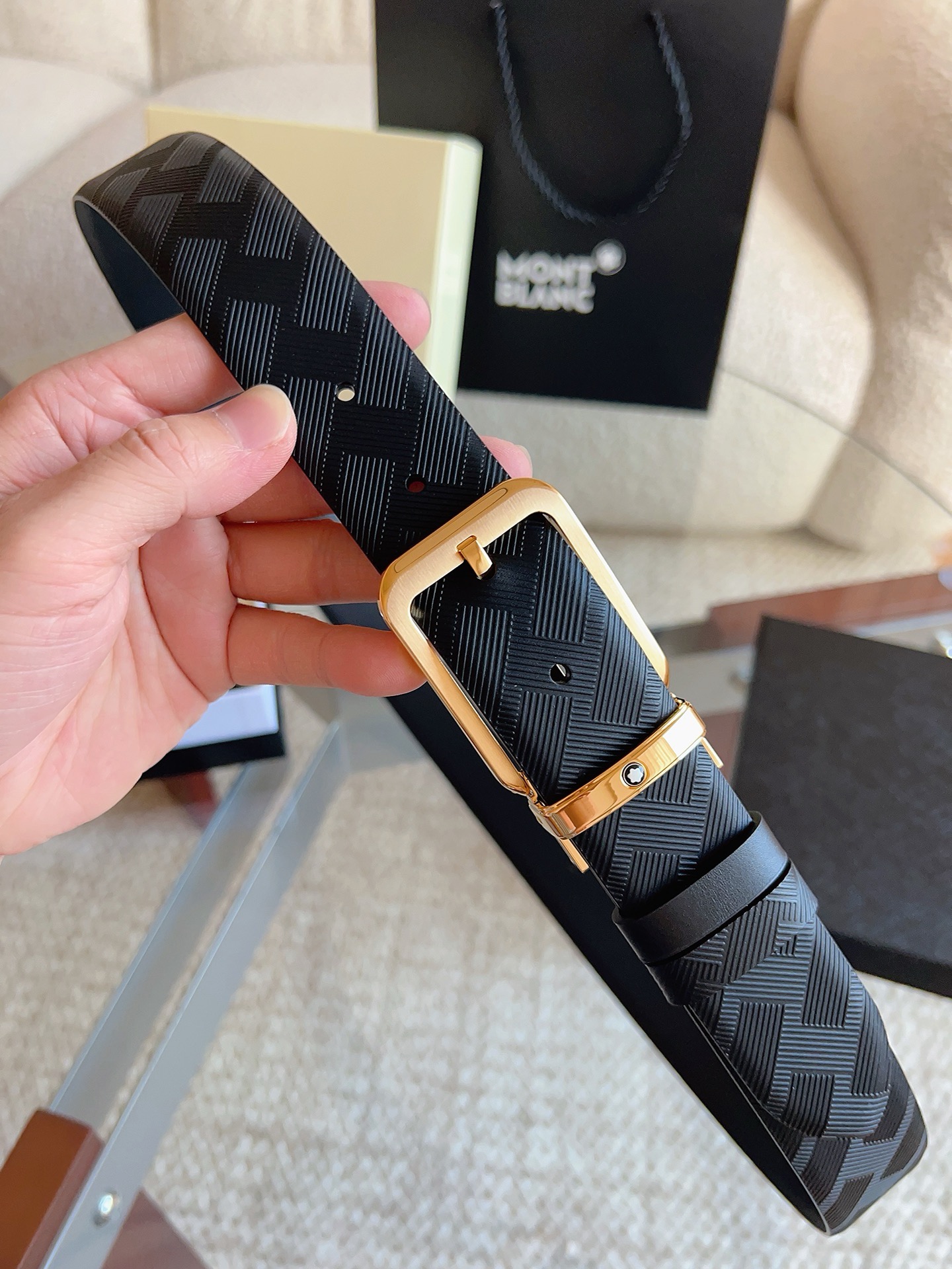 Montblanc万宝龙 宽3.5cm 采用头层牛皮 精品针式扣头 自由裁剪商务休闲皮带