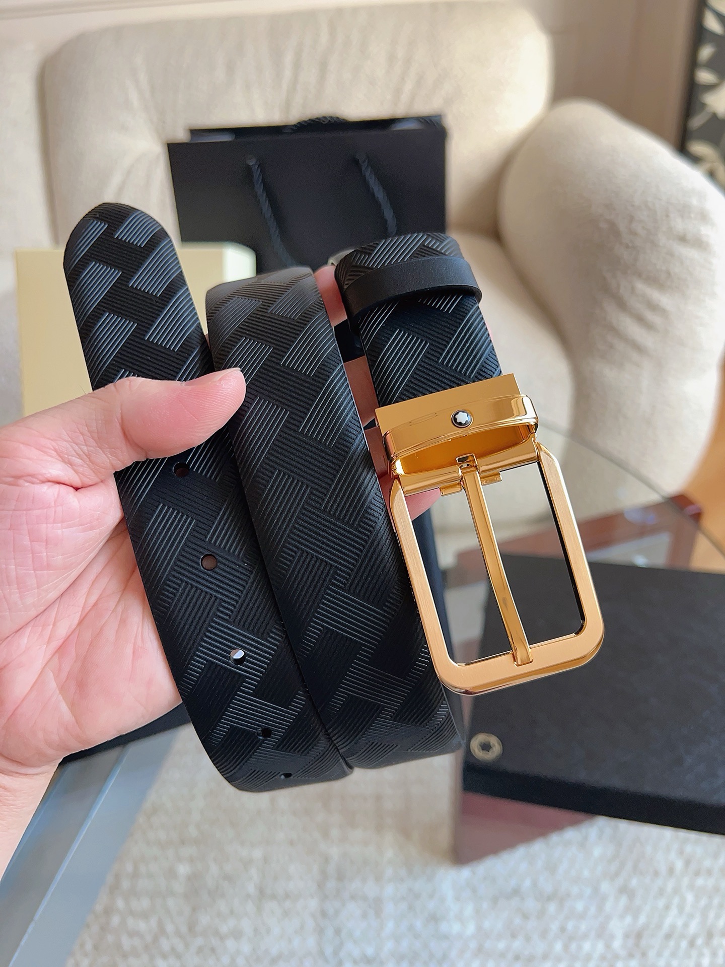 Montblanc万宝龙 宽3.5cm 采用头层牛皮 精品针式扣头 自由裁剪商务休闲皮带