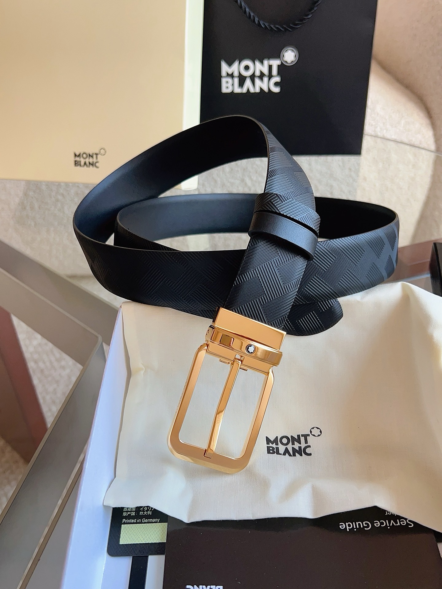 Montblanc万宝龙 宽3.5cm 采用头层牛皮 精品针式扣头 自由裁剪商务休闲皮带