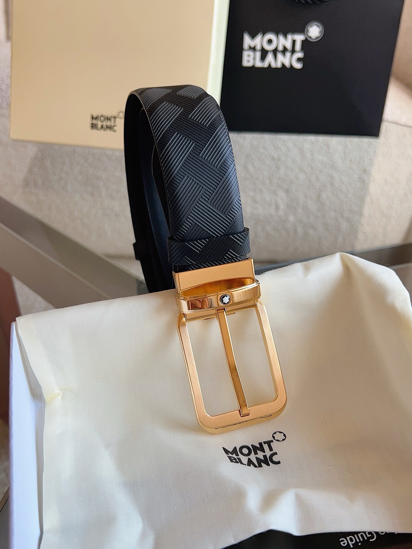 Montblanc万宝龙 宽3.5cm 采用头层牛皮 精品针式扣头 自由裁剪商务休闲皮带