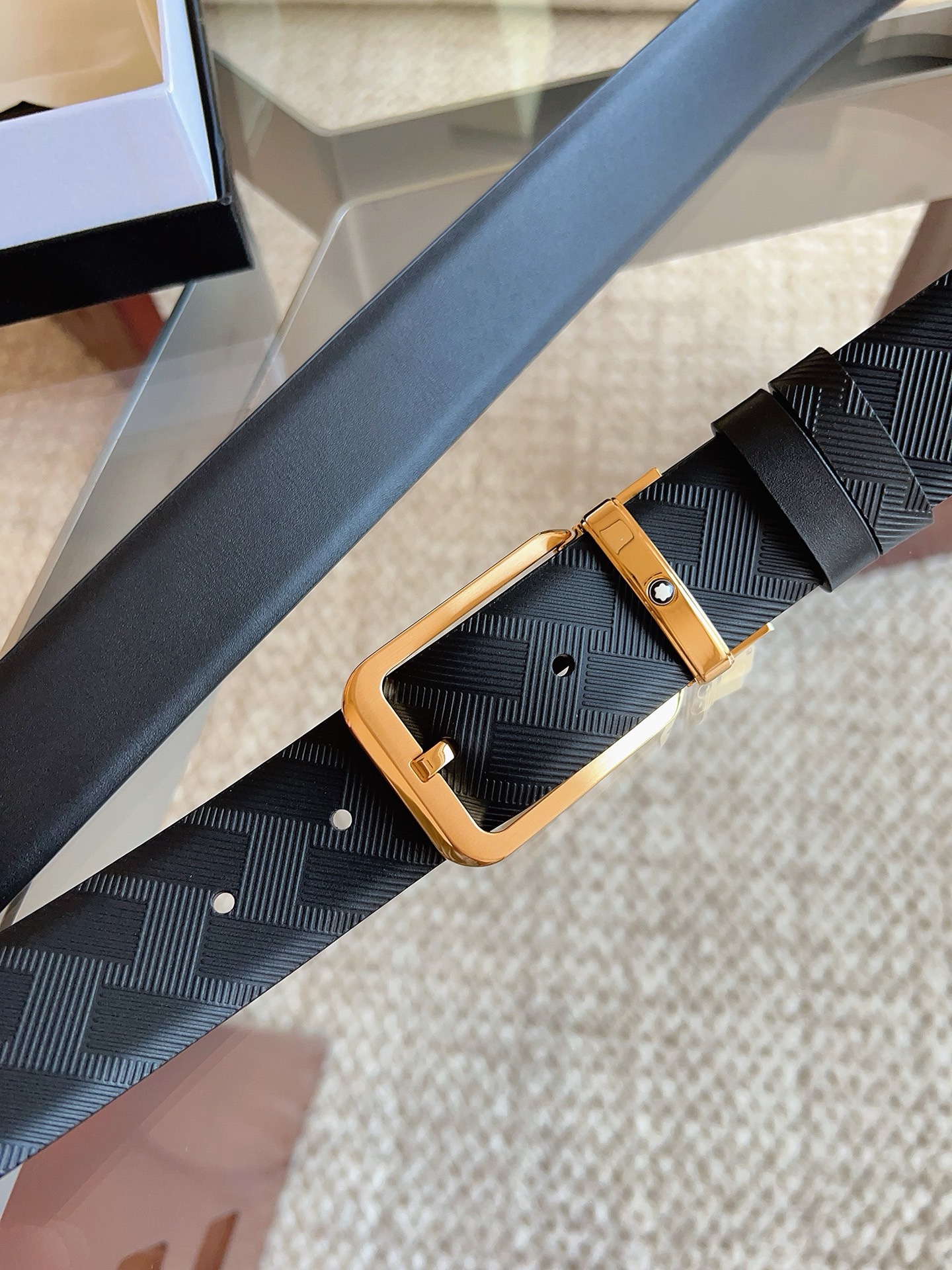 Montblanc万宝龙 宽3.5cm 采用头层牛皮 精品针式扣头 自由裁剪商务休闲皮带