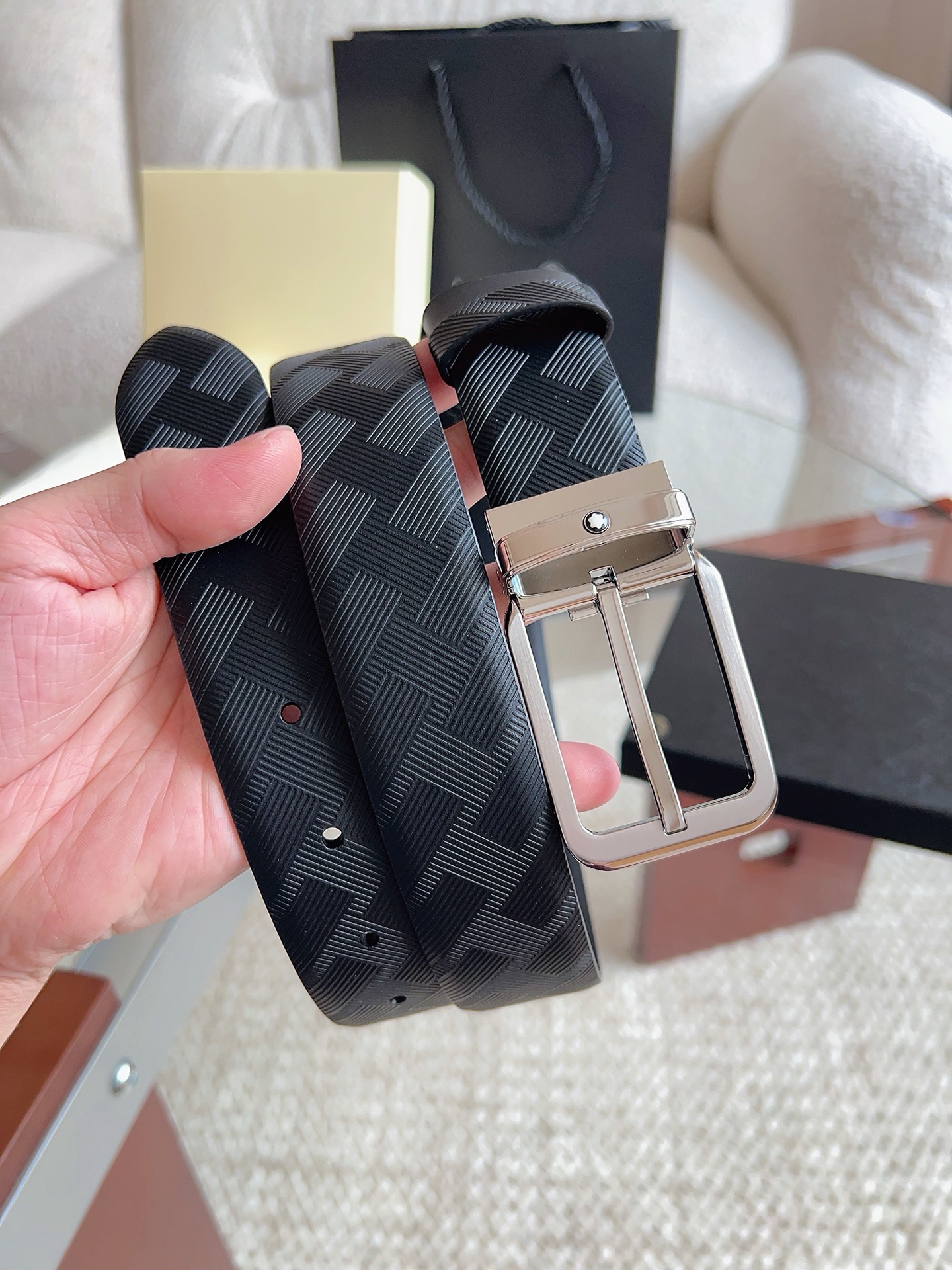 Montblanc万宝龙 宽3.5cm 采用头层牛皮 精品针式扣头 自由裁剪商务休闲皮带