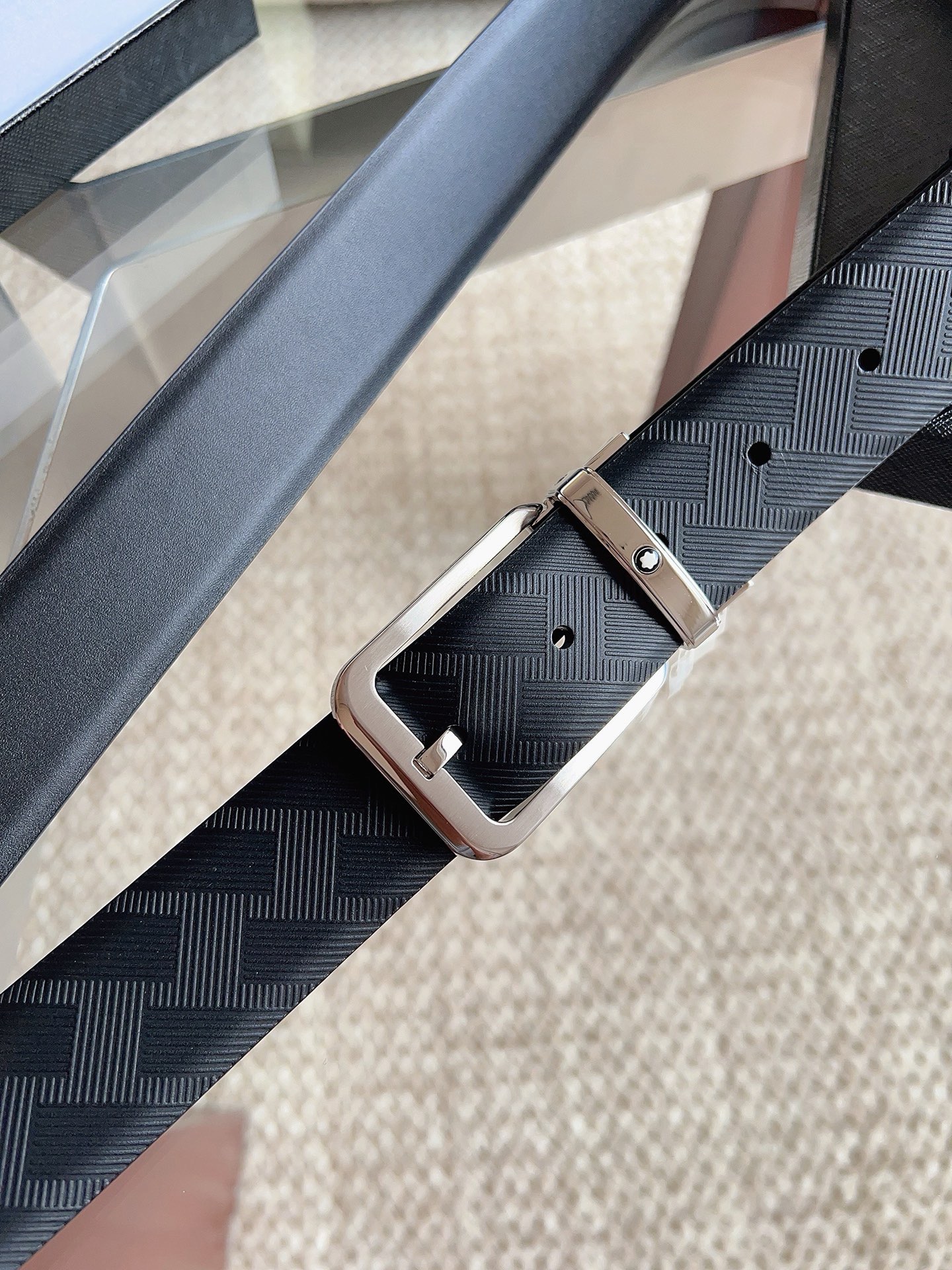 Montblanc万宝龙 宽3.5cm 采用头层牛皮 精品针式扣头 自由裁剪商务休闲皮带
