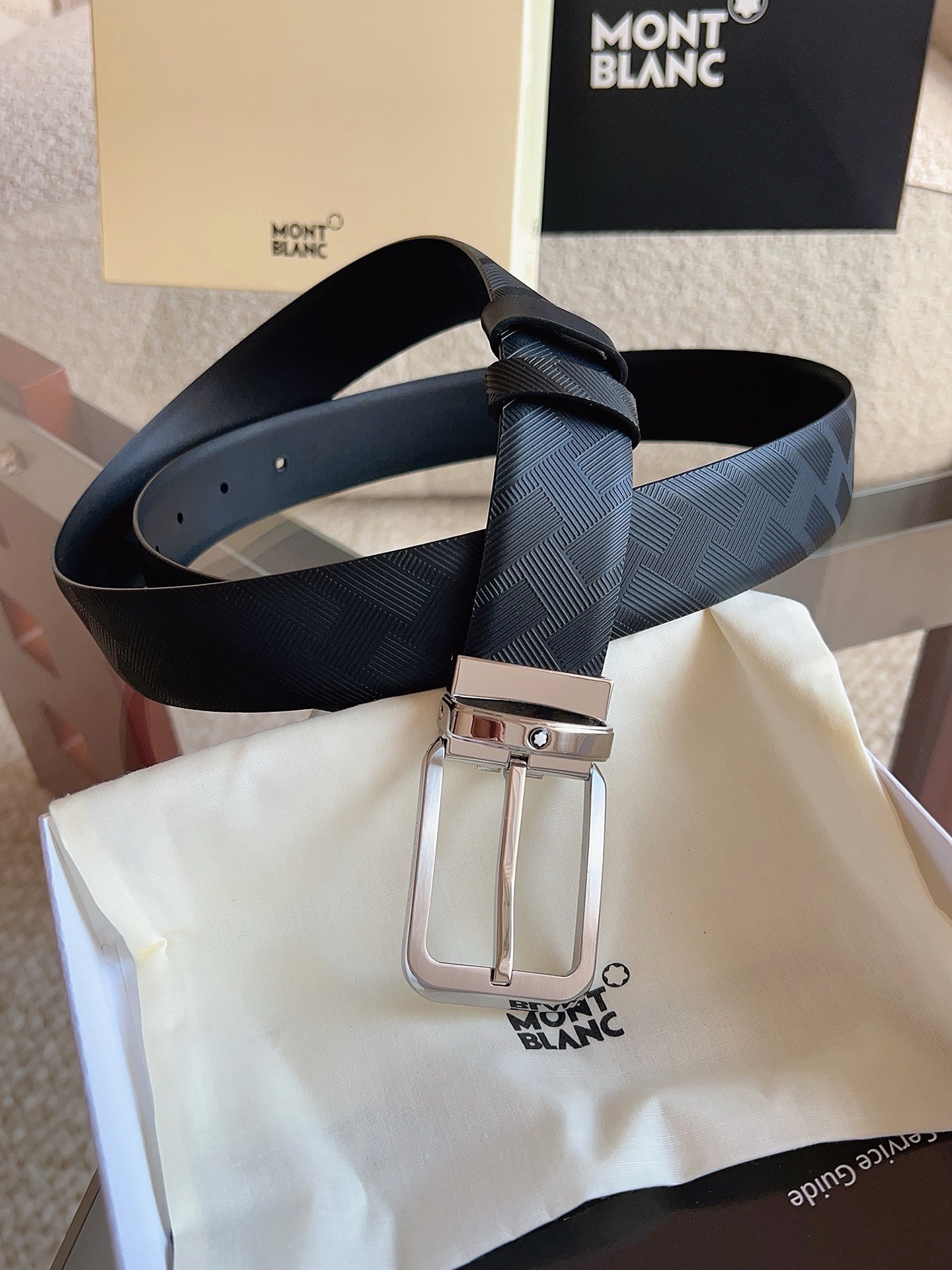 Montblanc万宝龙 宽3.5cm 采用头层牛皮 精品针式扣头 自由裁剪商务休闲皮带