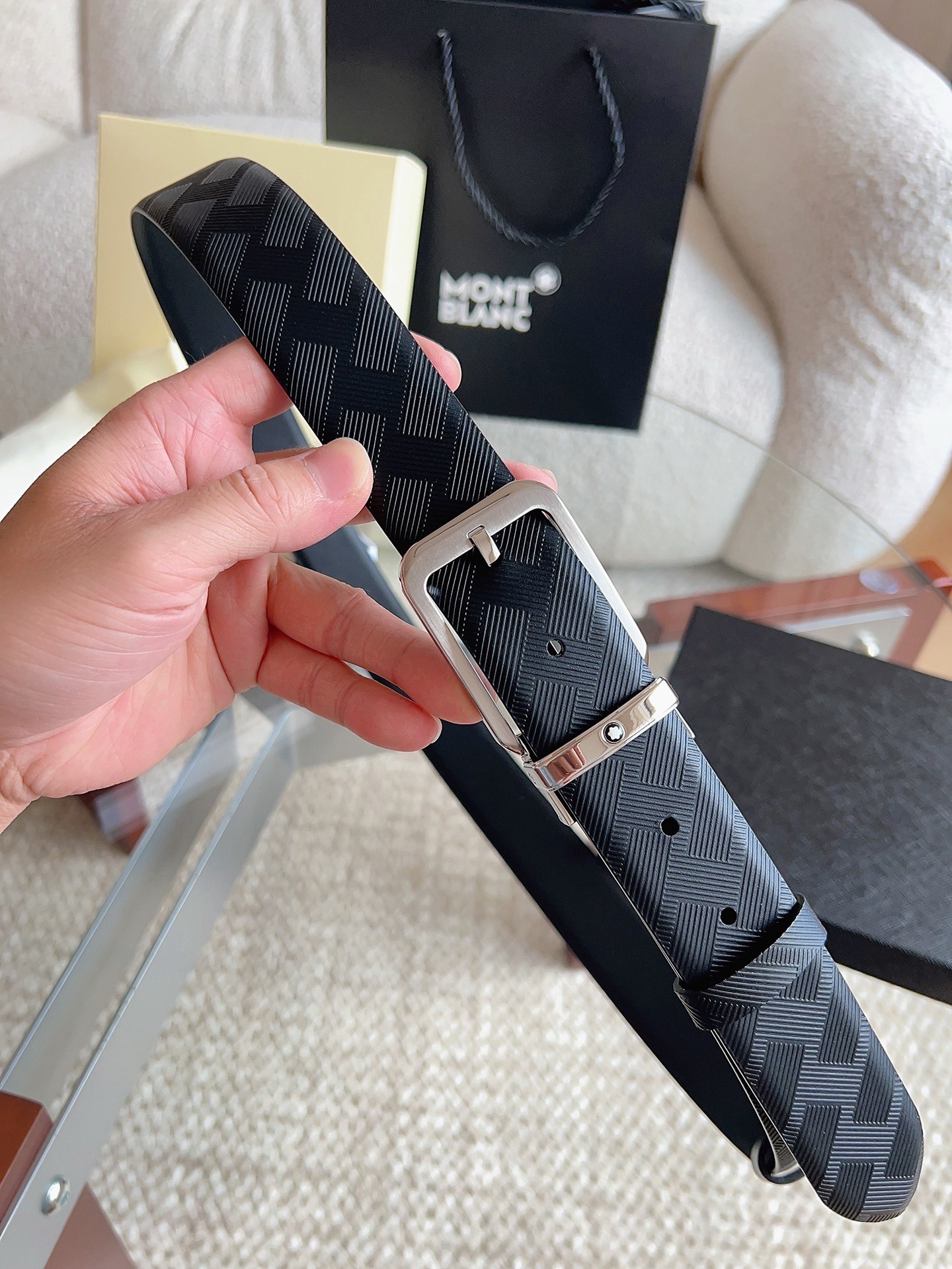Montblanc万宝龙 宽3.5cm 采用头层牛皮 精品针式扣头 自由裁剪商务休闲皮带
