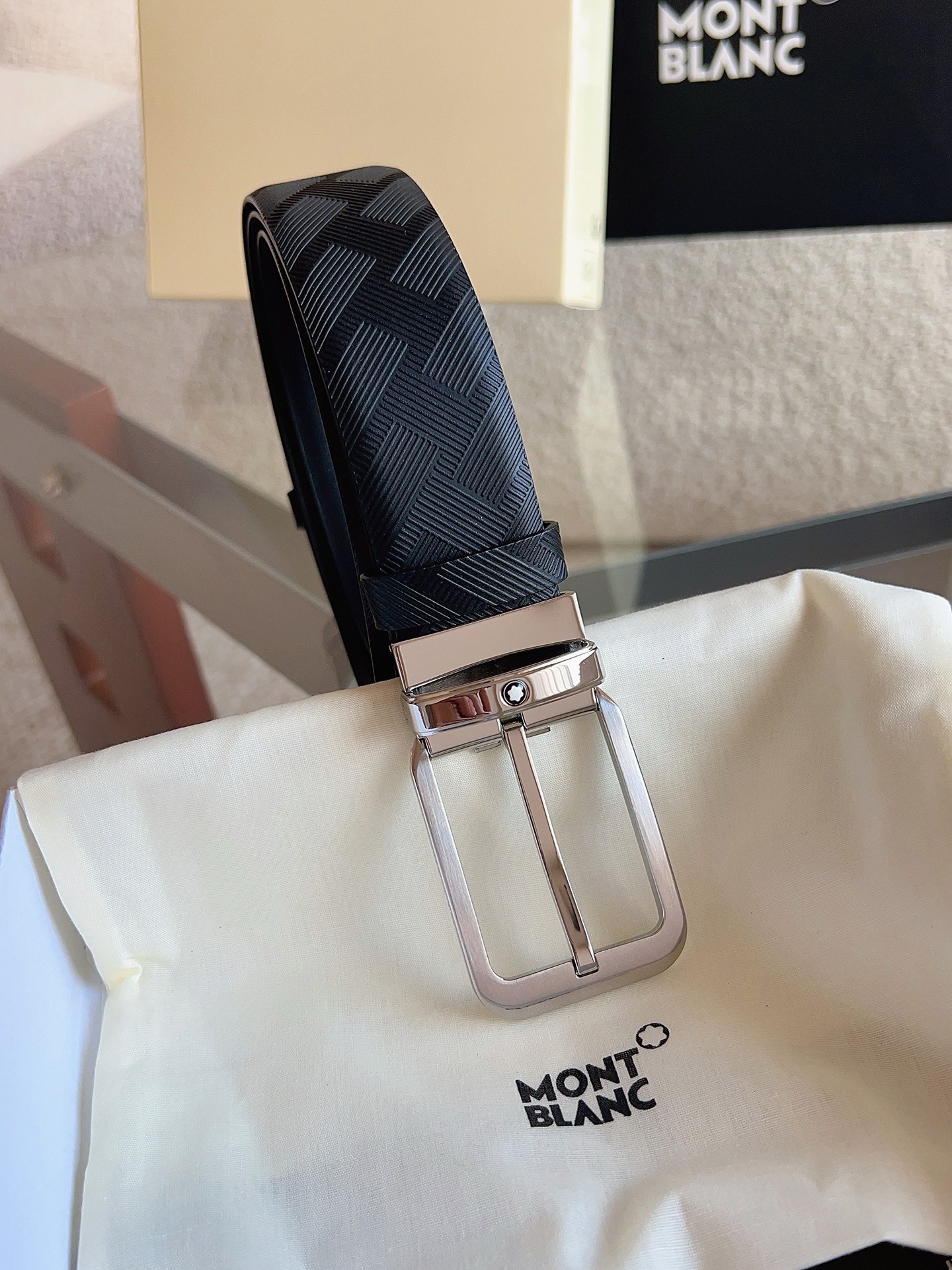 Montblanc万宝龙 宽3.5cm 采用头层牛皮 精品针式扣头 自由裁剪商务休闲皮带