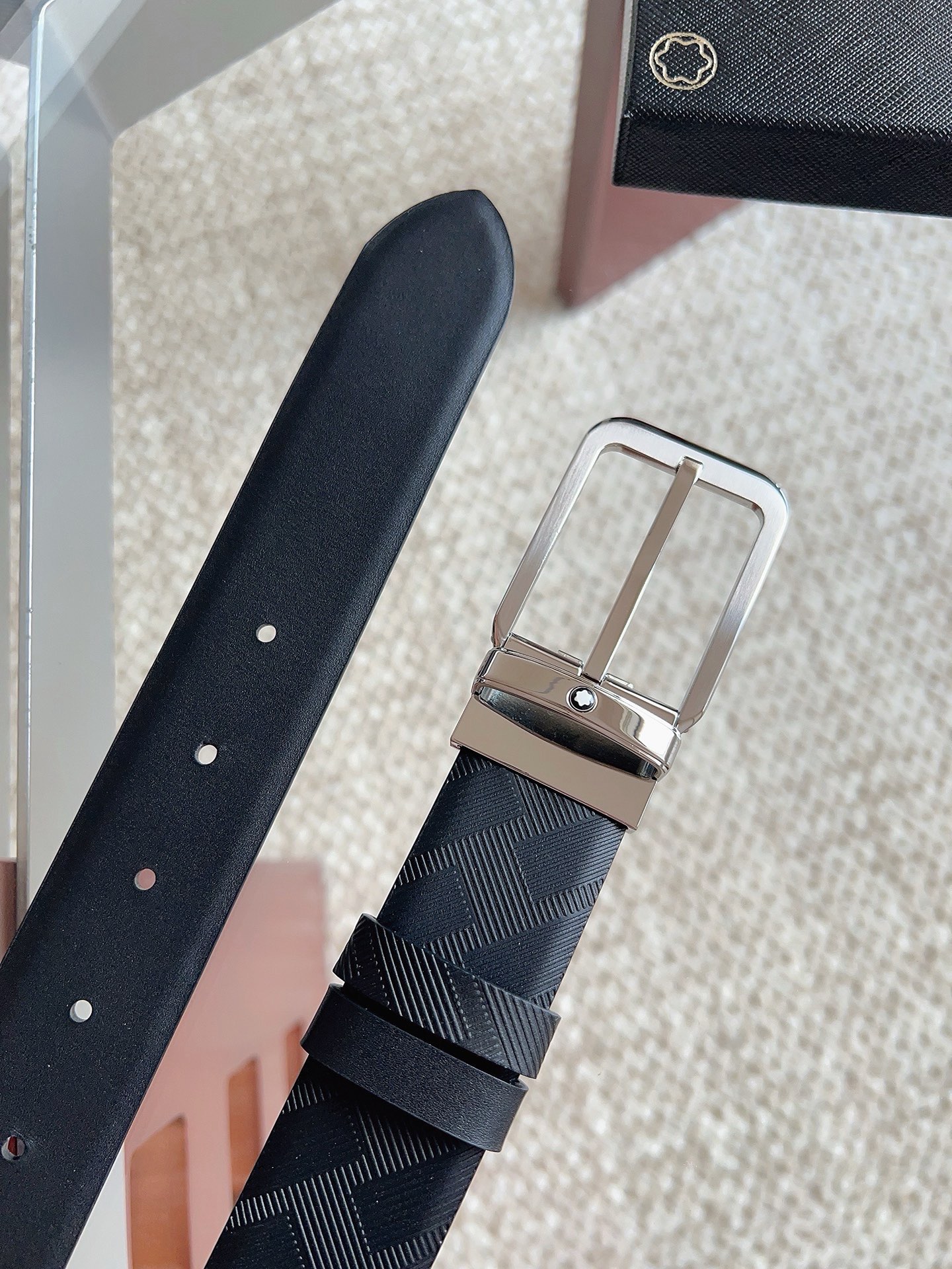Montblanc万宝龙 宽3.5cm 采用头层牛皮 精品针式扣头 自由裁剪商务休闲皮带