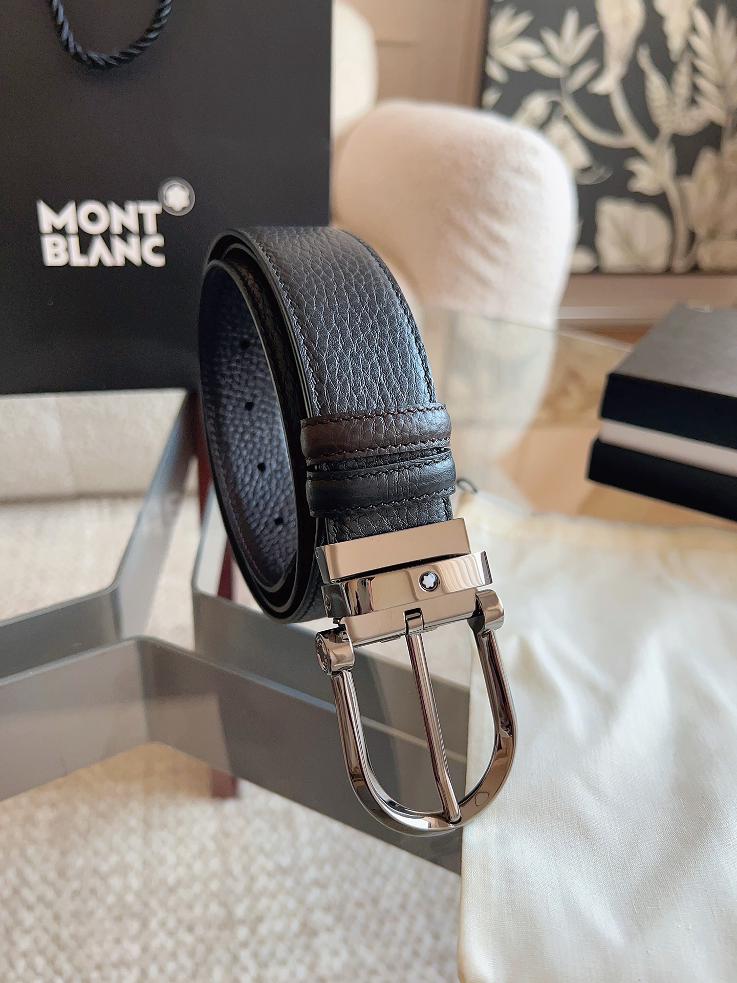 Montblanc万宝龙 宽3.5cm 采用头层牛皮 精品针式扣头 自由裁剪商务休闲皮带