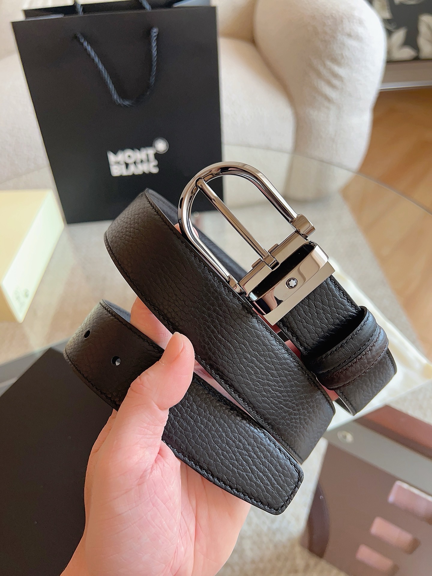 Montblanc万宝龙 宽3.5cm 采用头层牛皮 精品针式扣头 自由裁剪商务休闲皮带